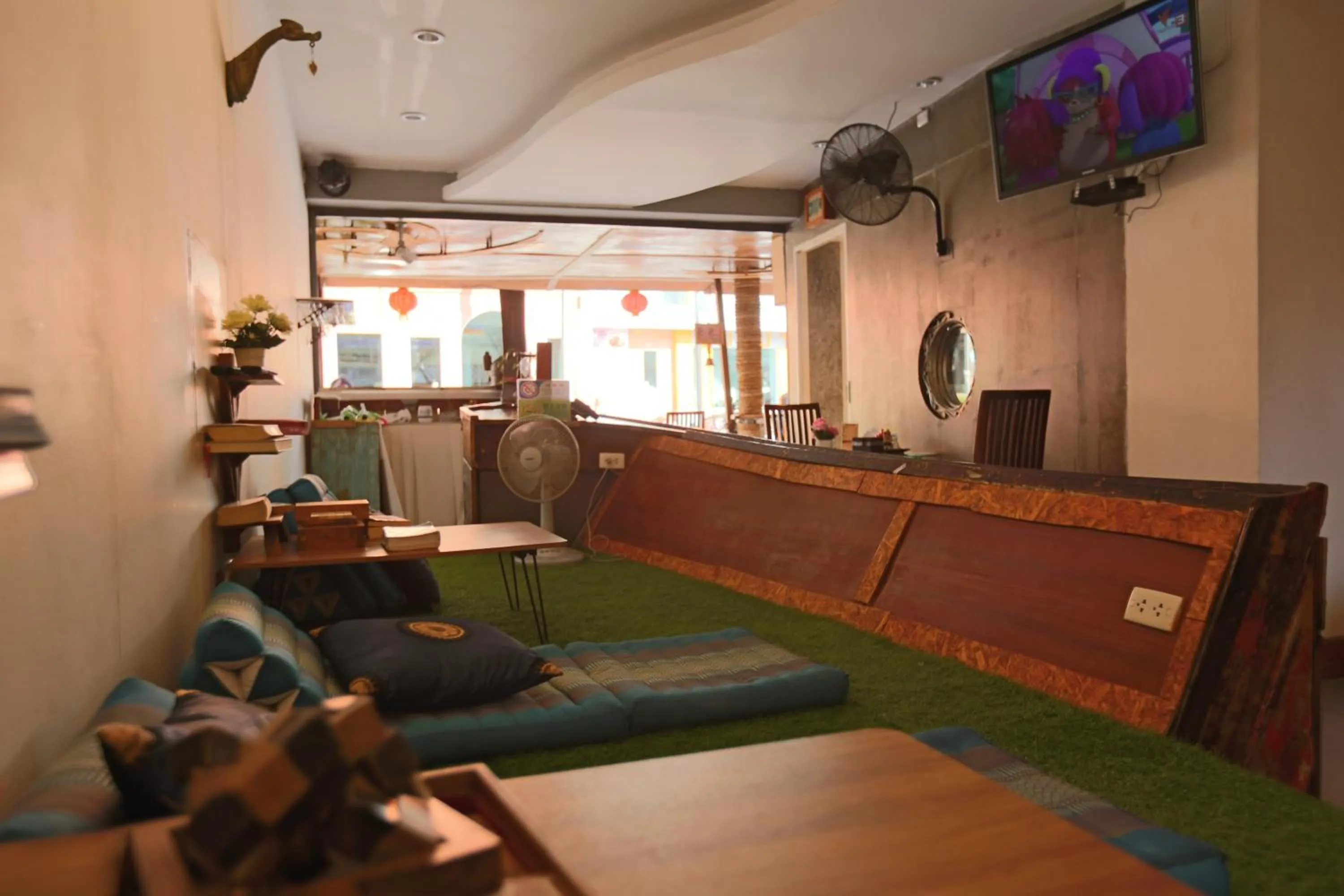 Communal lounge/ TV room in Baan Kamala Backpacker
