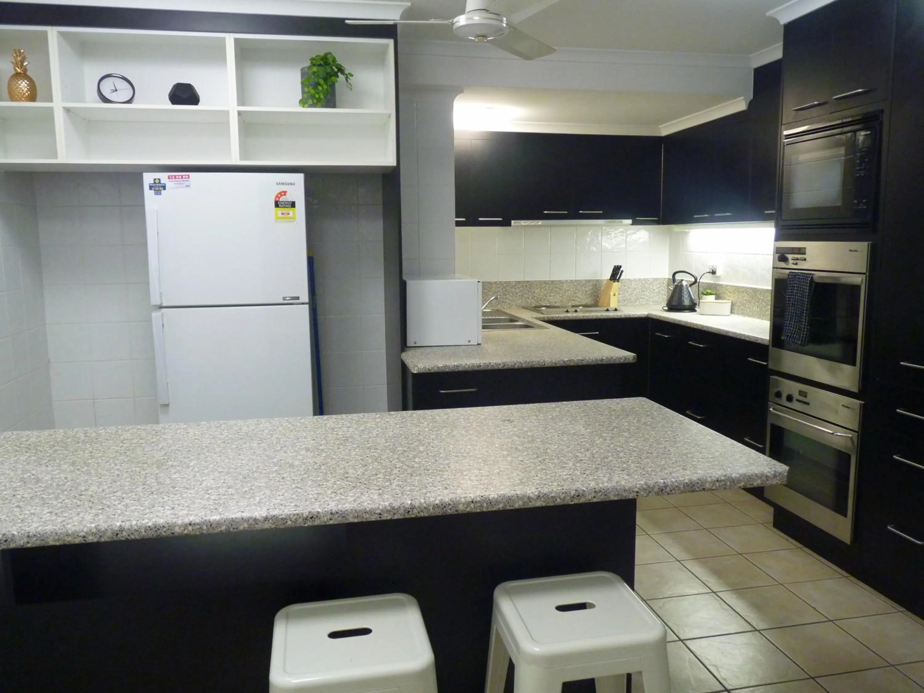 Kitchen or kitchenette in Sunseeker Motel