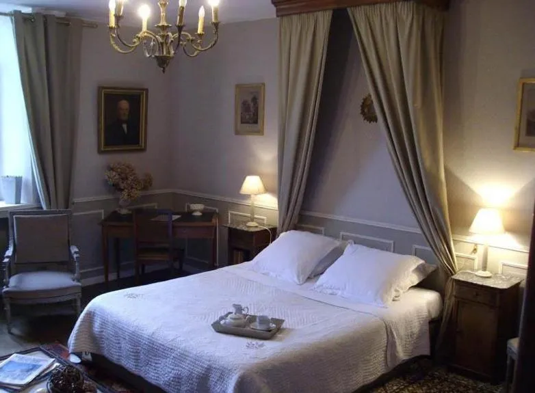 Photo of the whole room, Bed in Manoir de la Baronnie