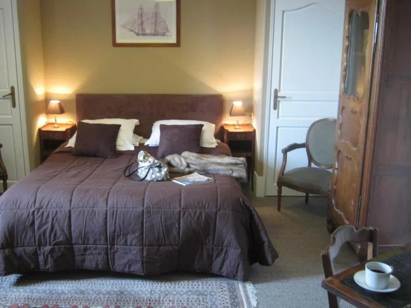 Photo of the whole room, Bed in Manoir de la Baronnie