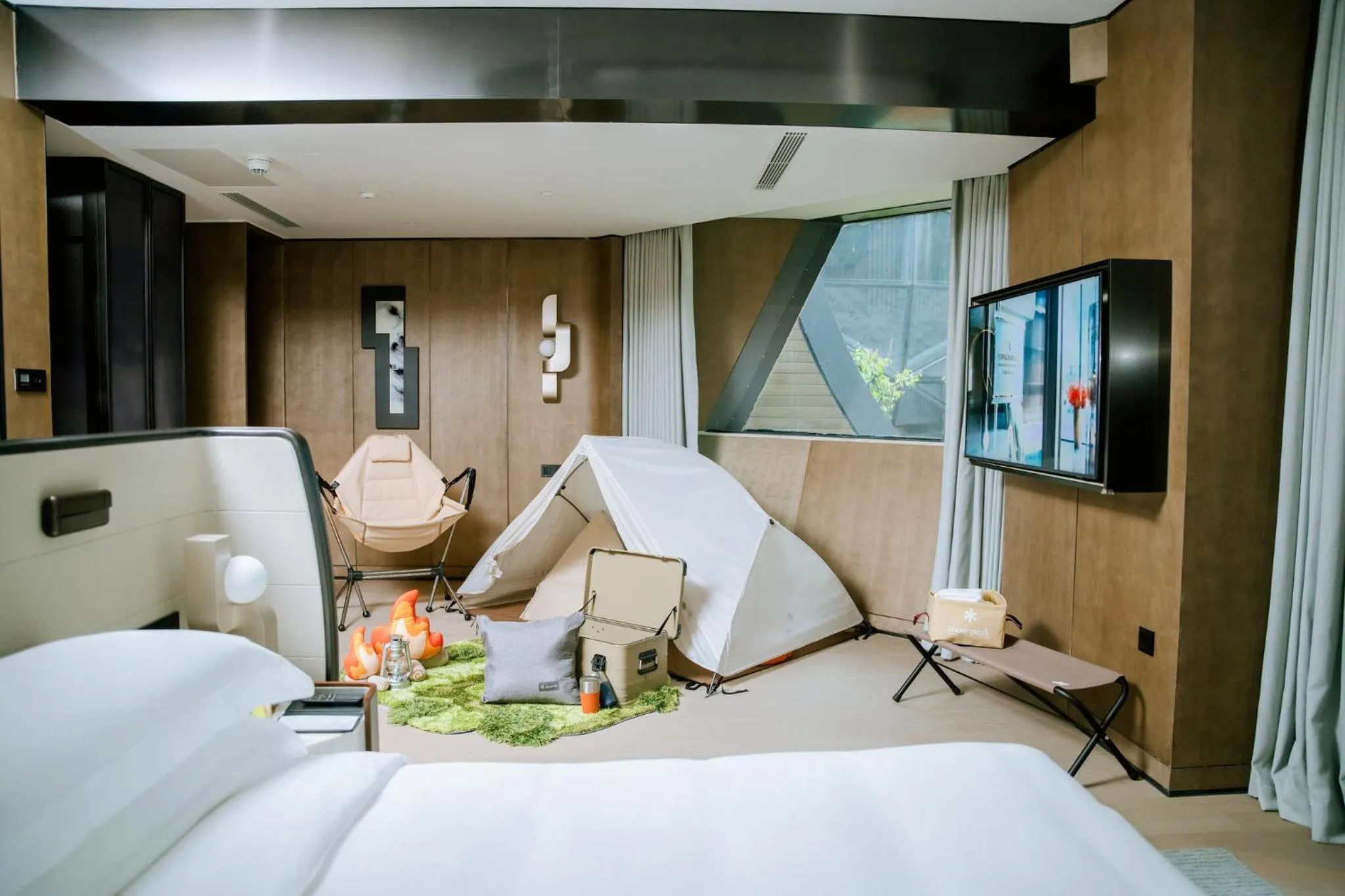 Photo of the whole room, Bed in InterContinental Shanghai Harbour City by IHG