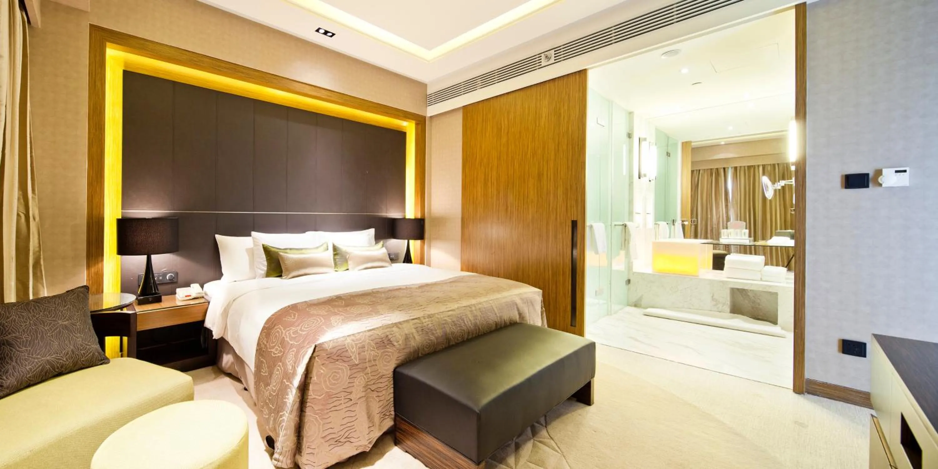 Photo of the whole room, Bed in InterContinental Shanghai Harbour City by IHG