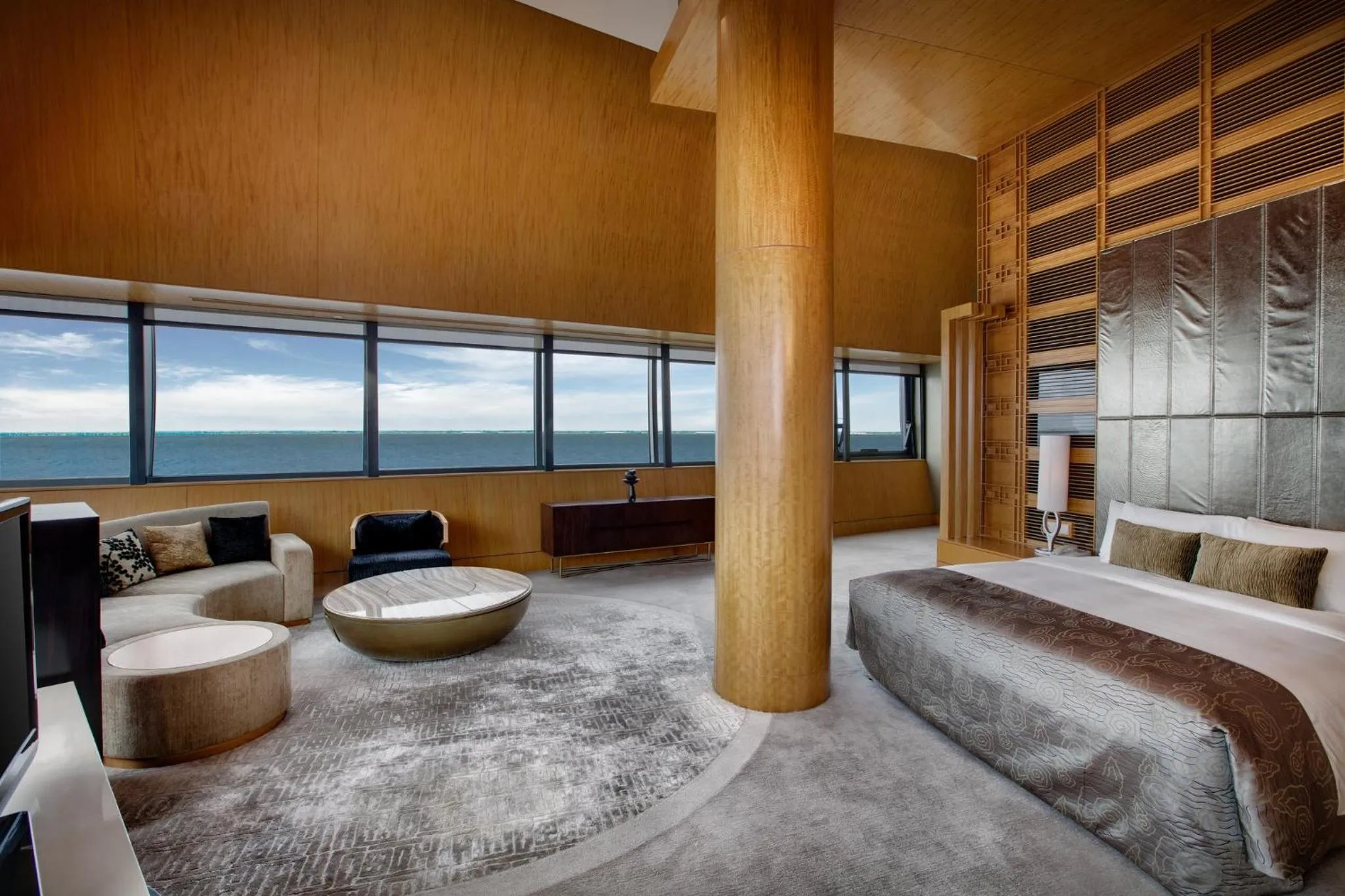 Photo of the whole room, Bed in InterContinental Shanghai Harbour City by IHG