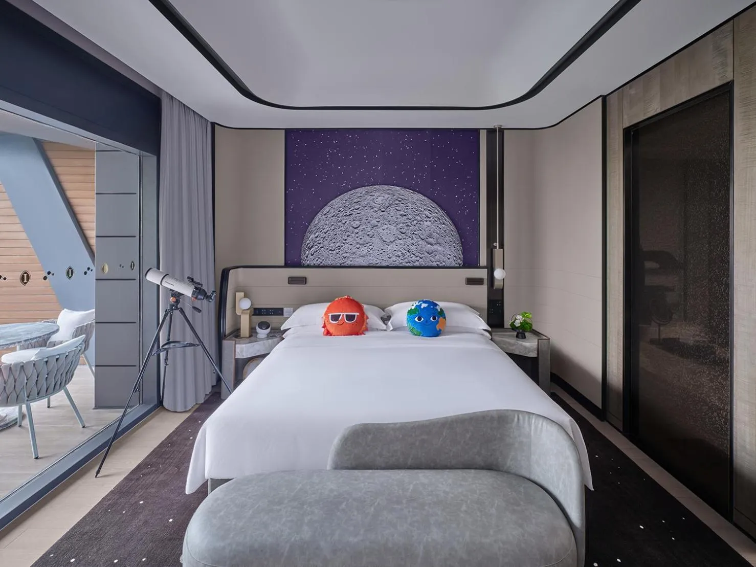 Photo of the whole room, Bed in InterContinental Shanghai Harbour City by IHG