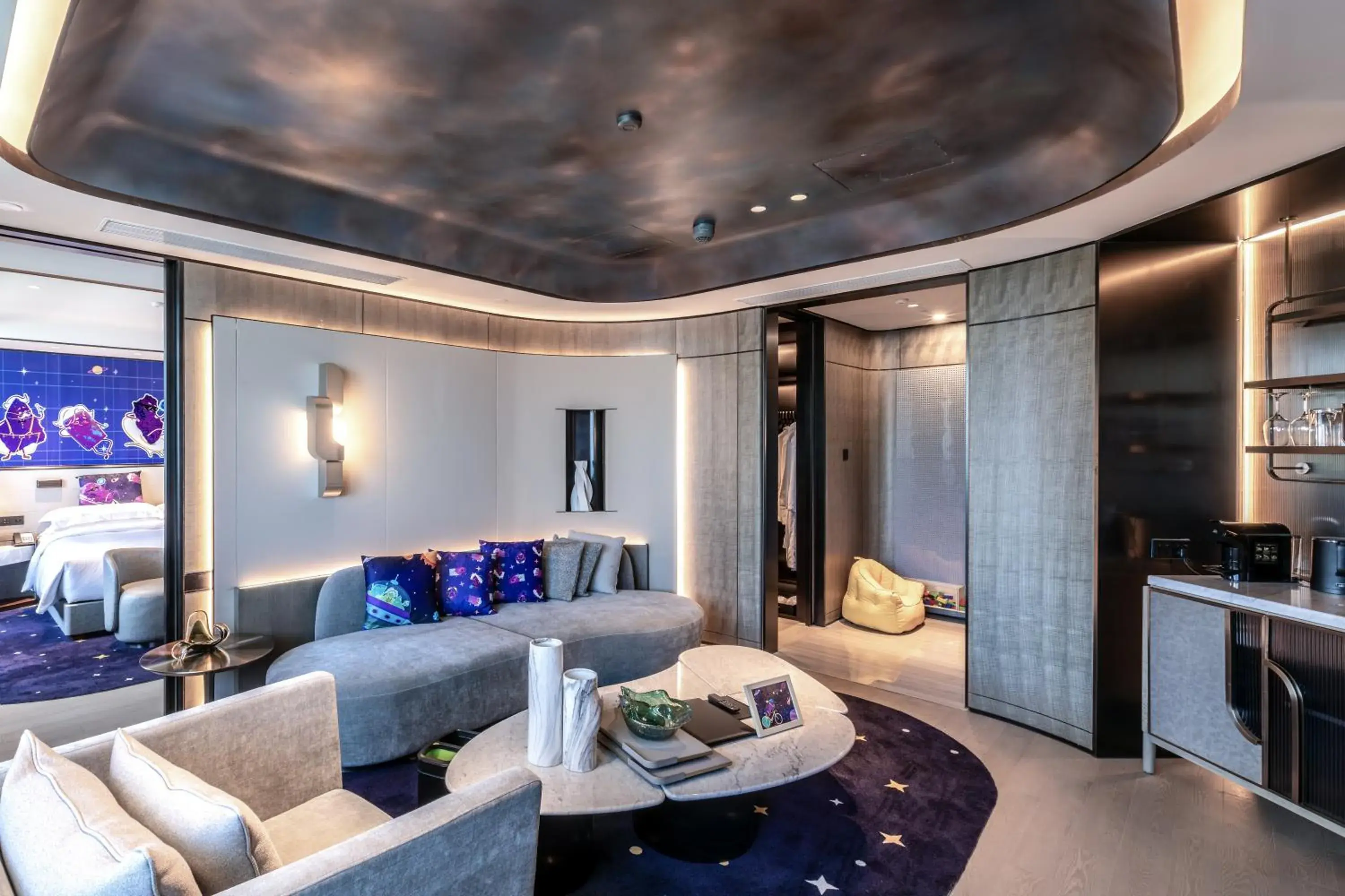 Living room in InterContinental Shanghai Harbour City by IHG Living room in InterContinental Shanghai Harbour City by IHG