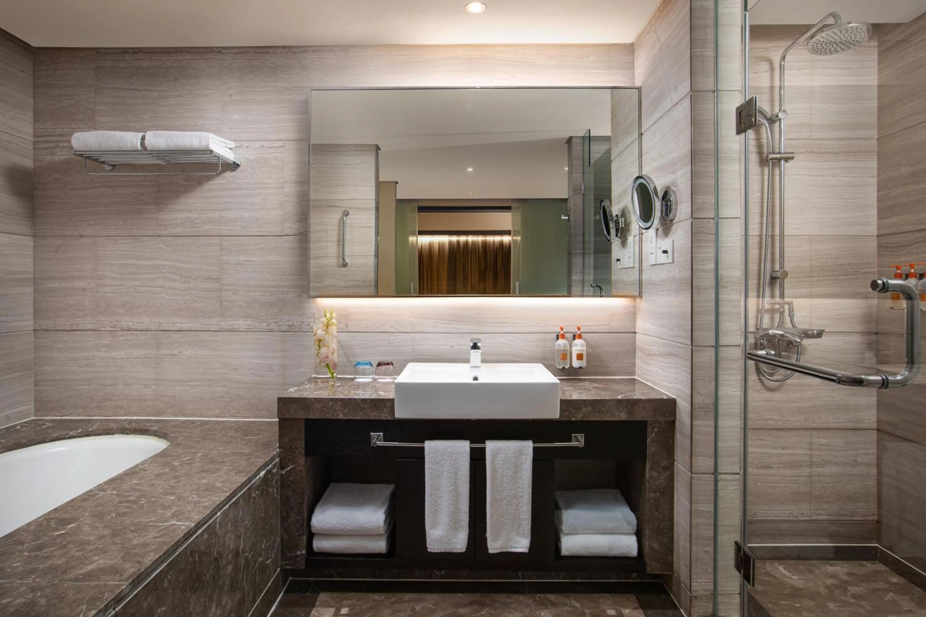 Photo of the whole room in Crowne Plaza Shanghai Xiayang Lake by IHG