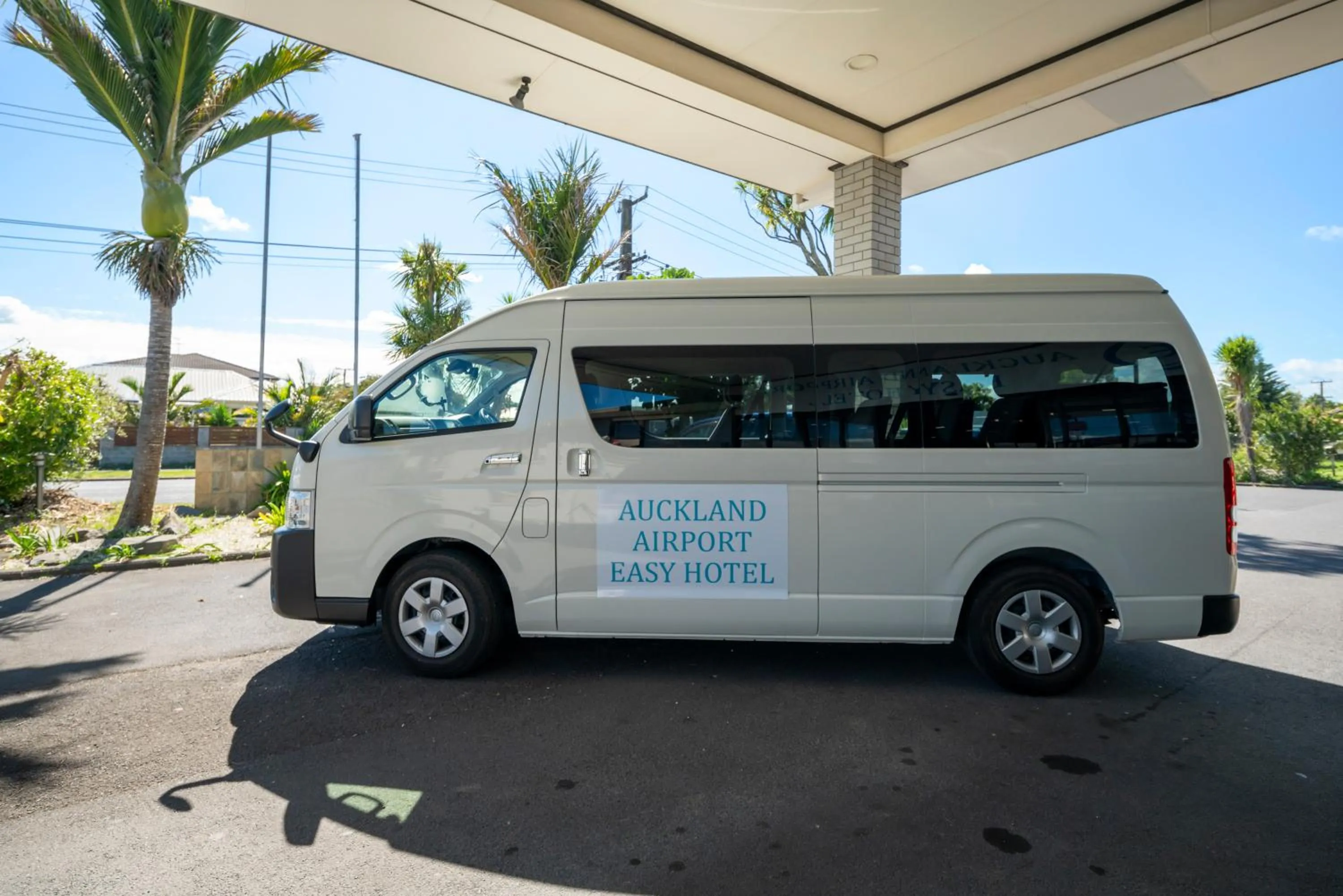 shuttle in Auckland Airport Easy Hotel