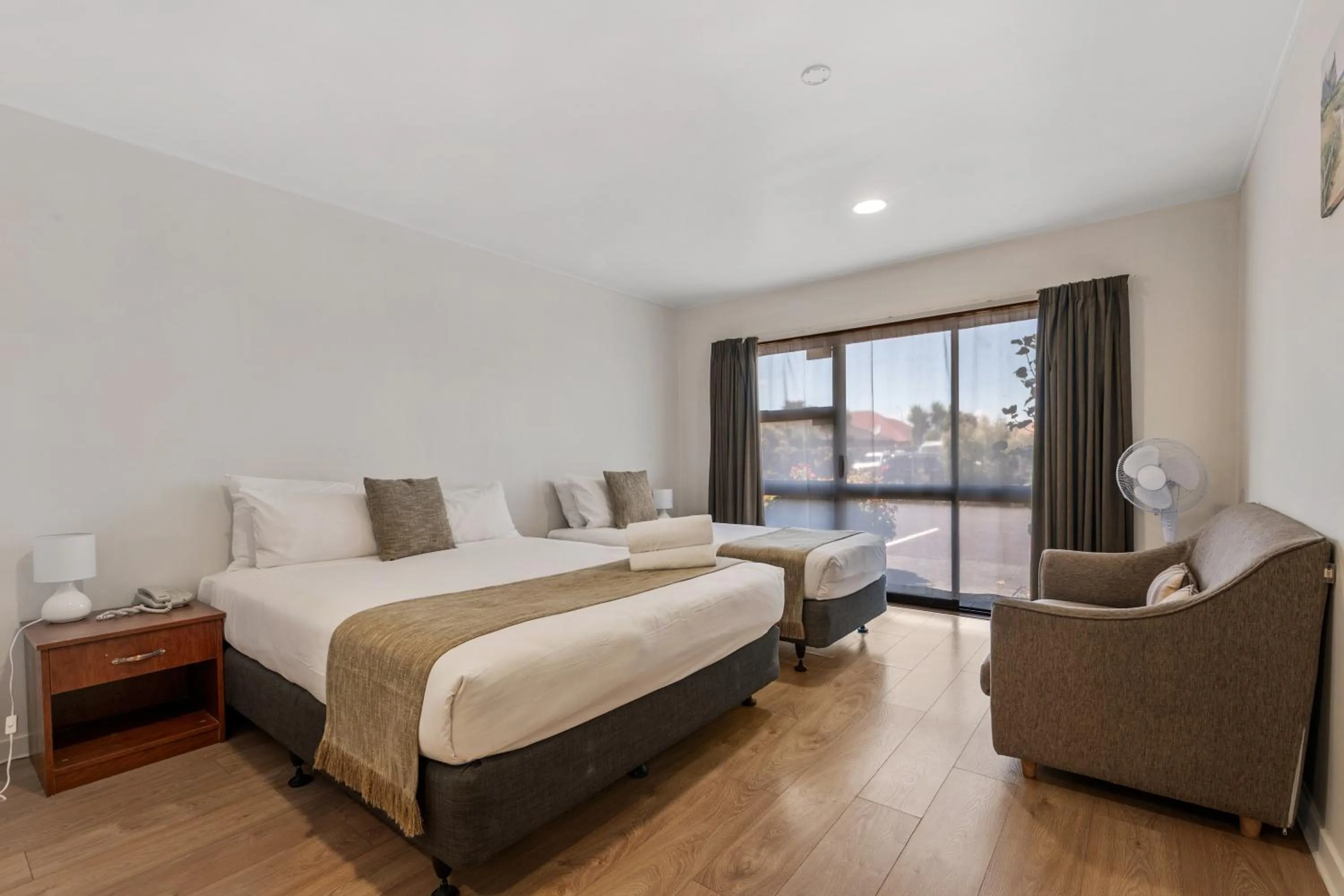 Bedroom, Bed in Auckland Airport Easy Hotel