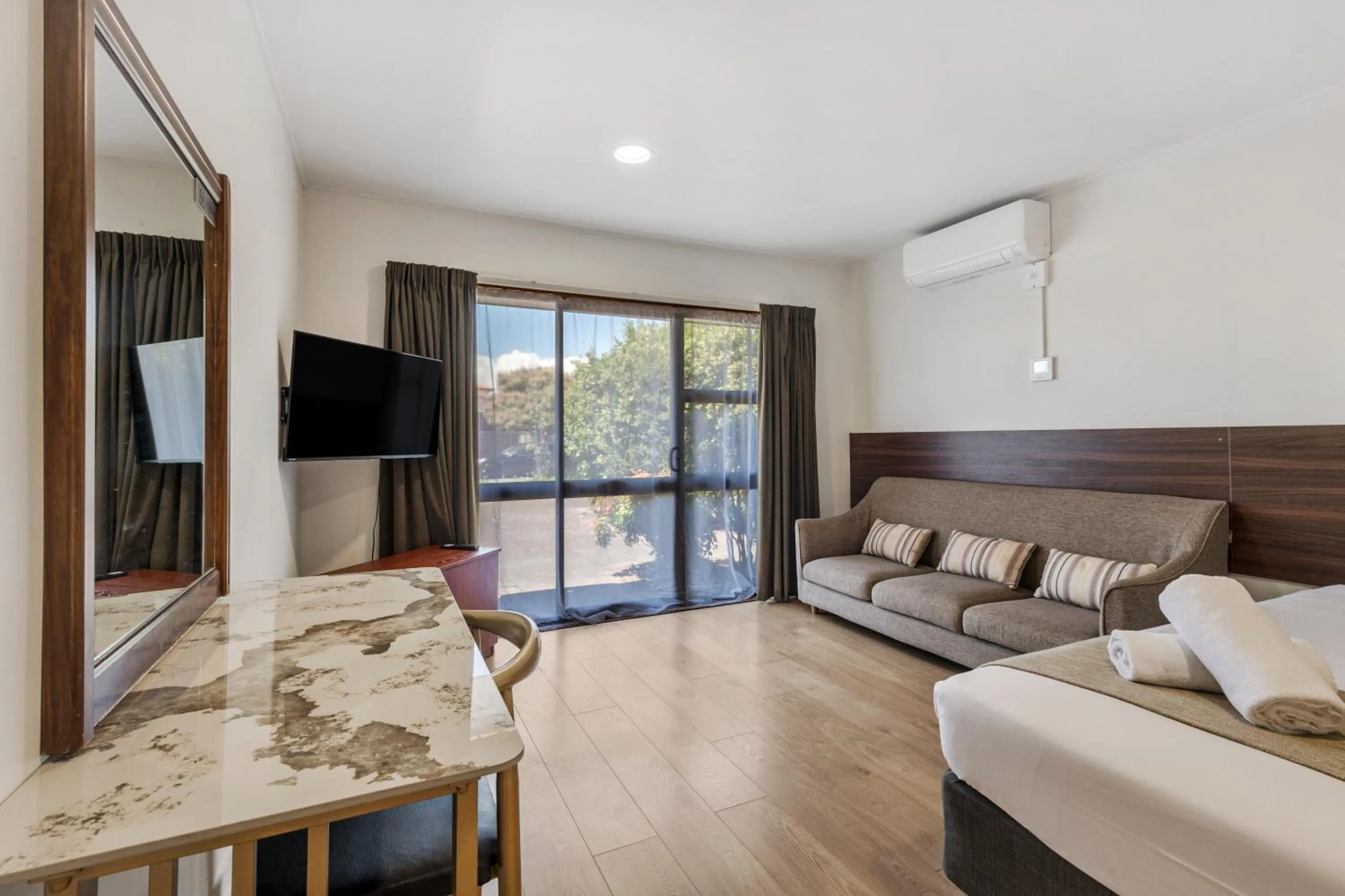 Bedroom, Bed in Auckland Airport Easy Hotel