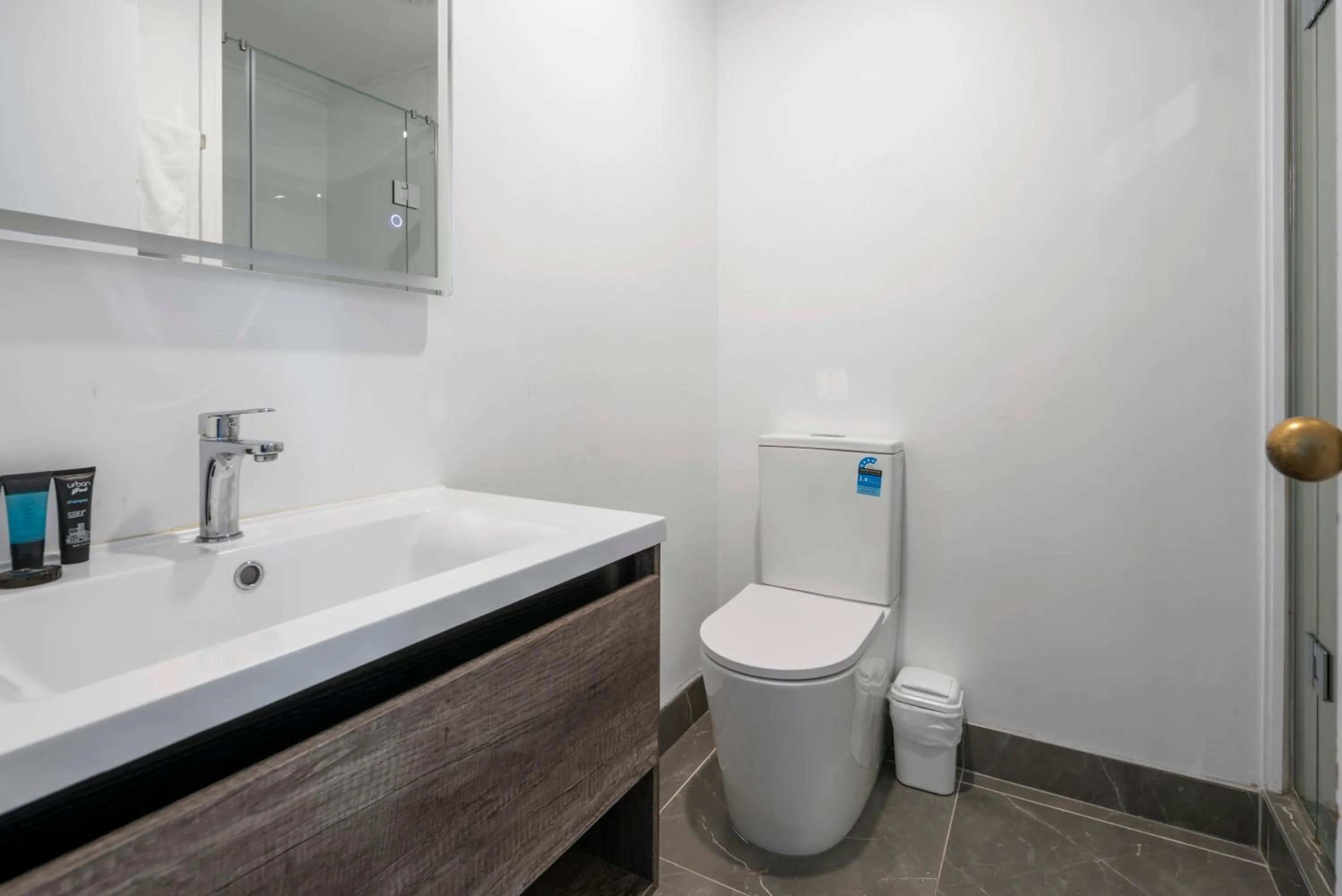 Toilet in Auckland Airport Easy Hotel