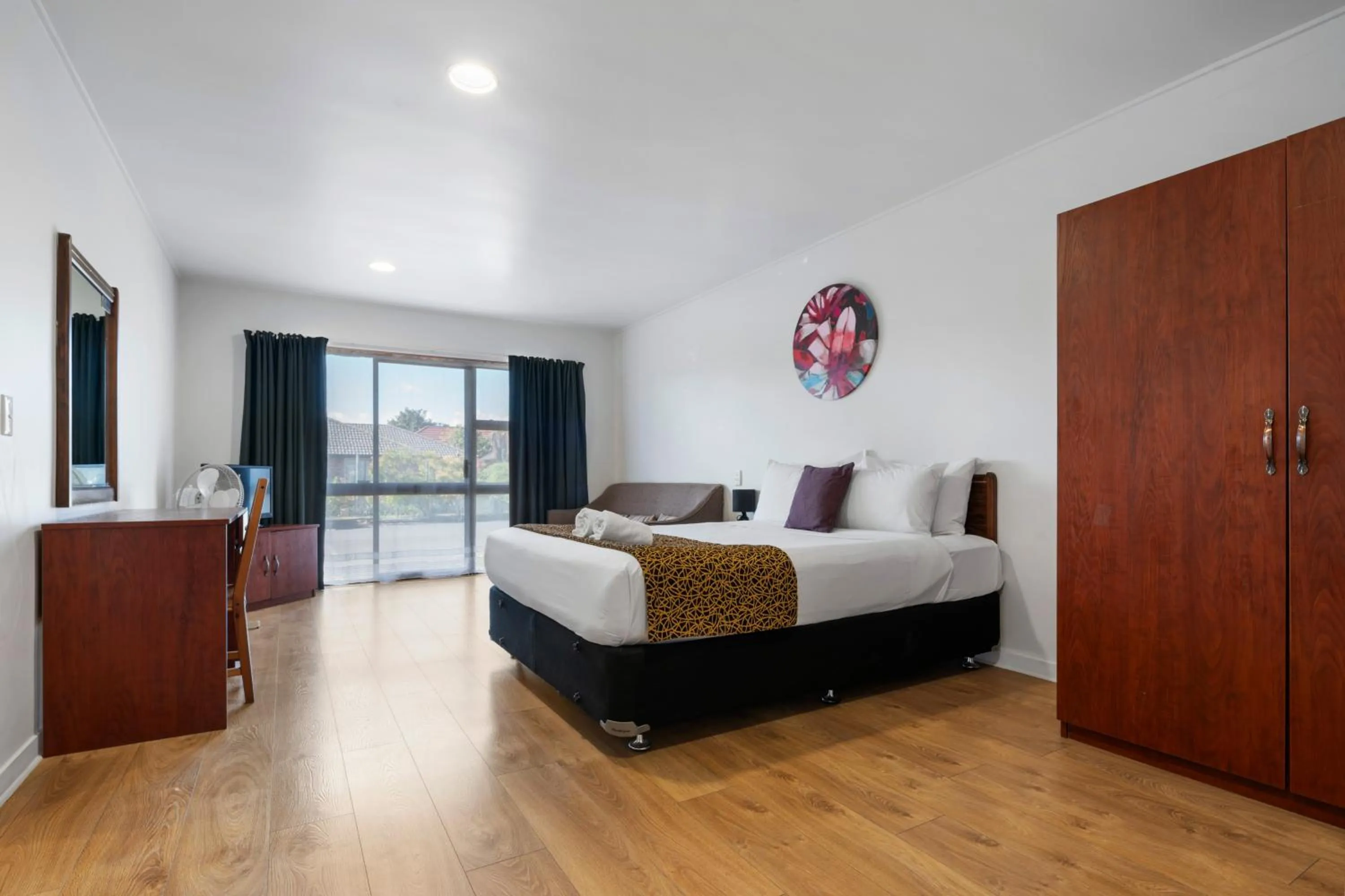 Bedroom, Bed in Auckland Airport Easy Hotel