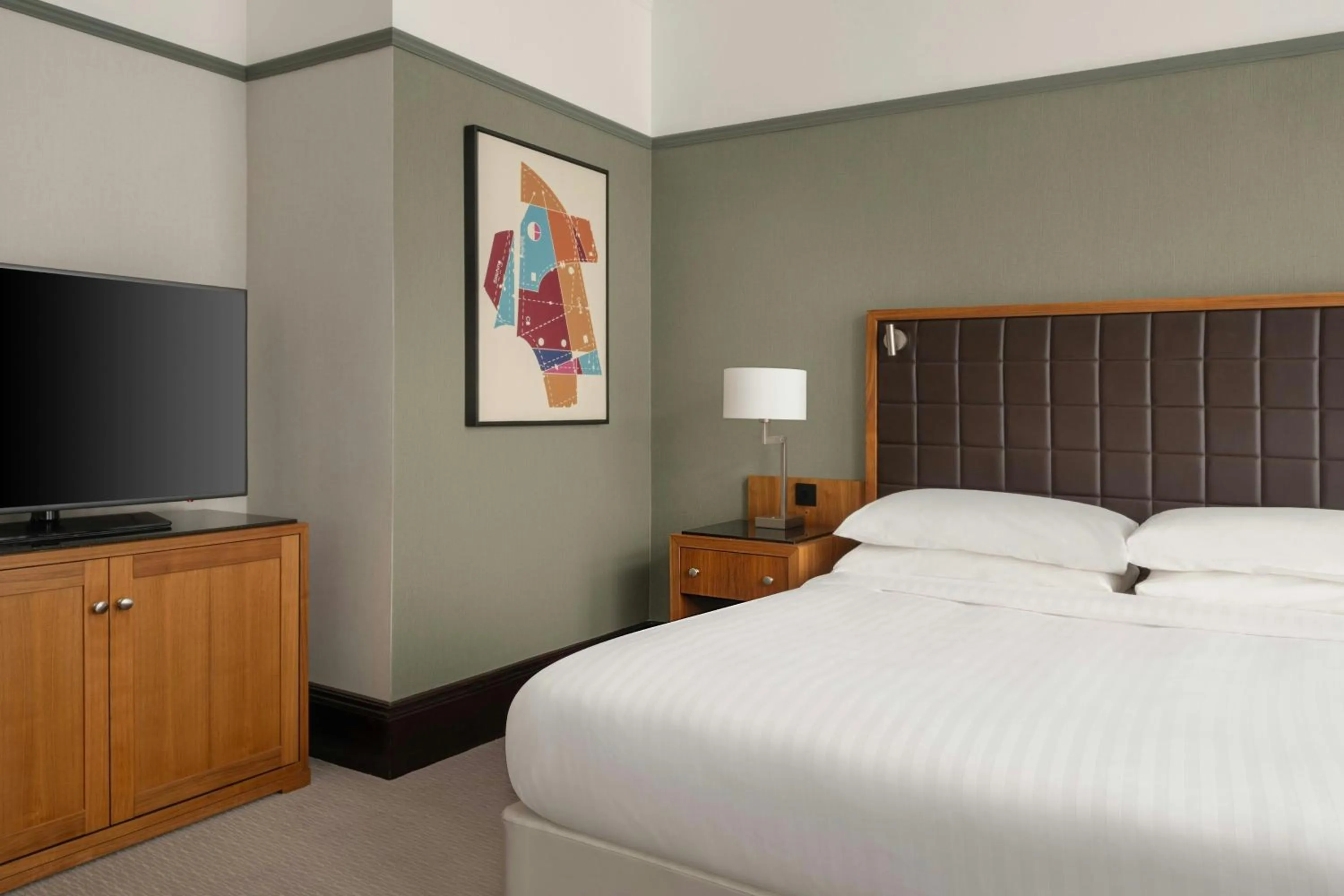 Photo of the whole room, Bed in Leeds Marriott Hotel