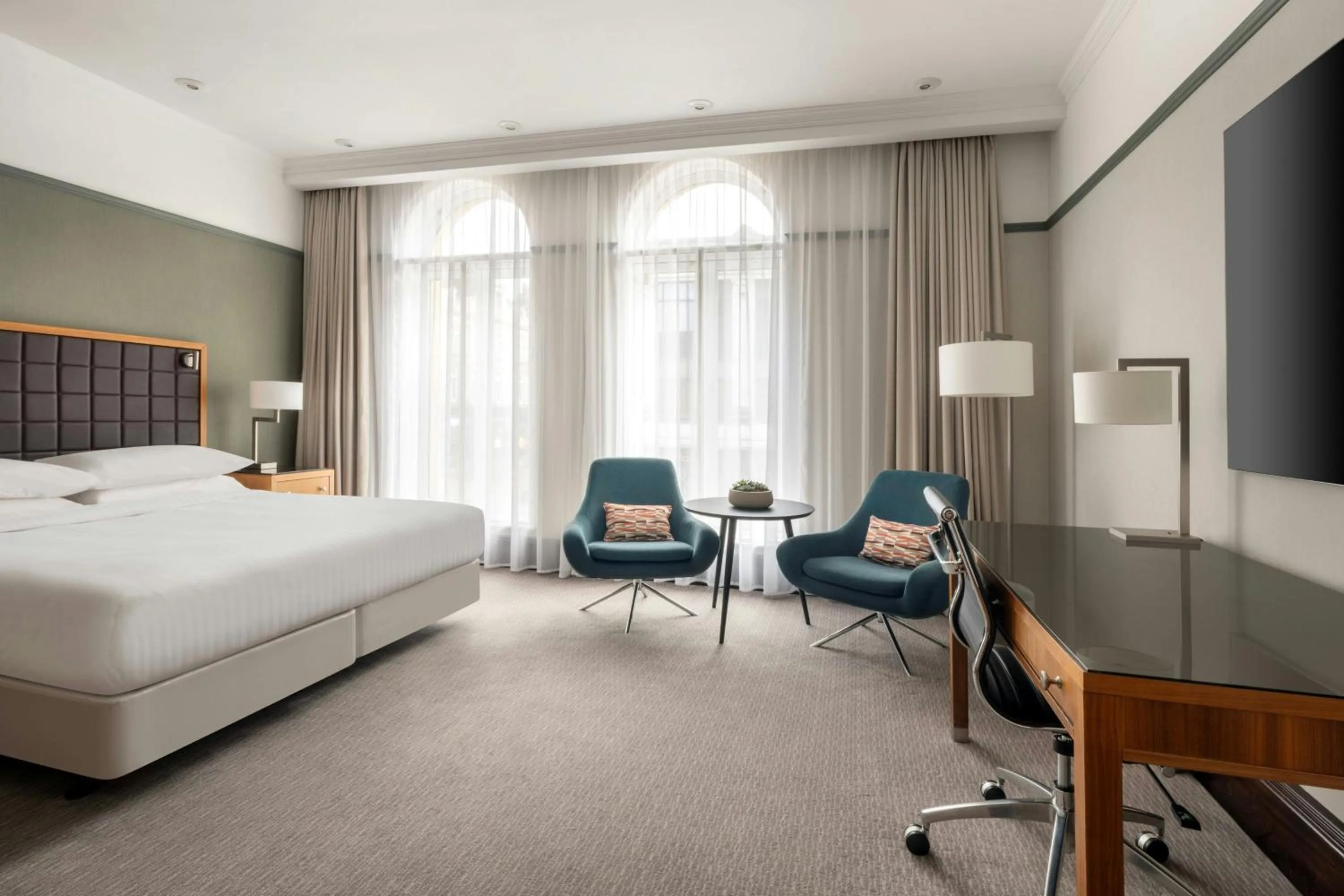 Photo of the whole room, Bed in Leeds Marriott Hotel