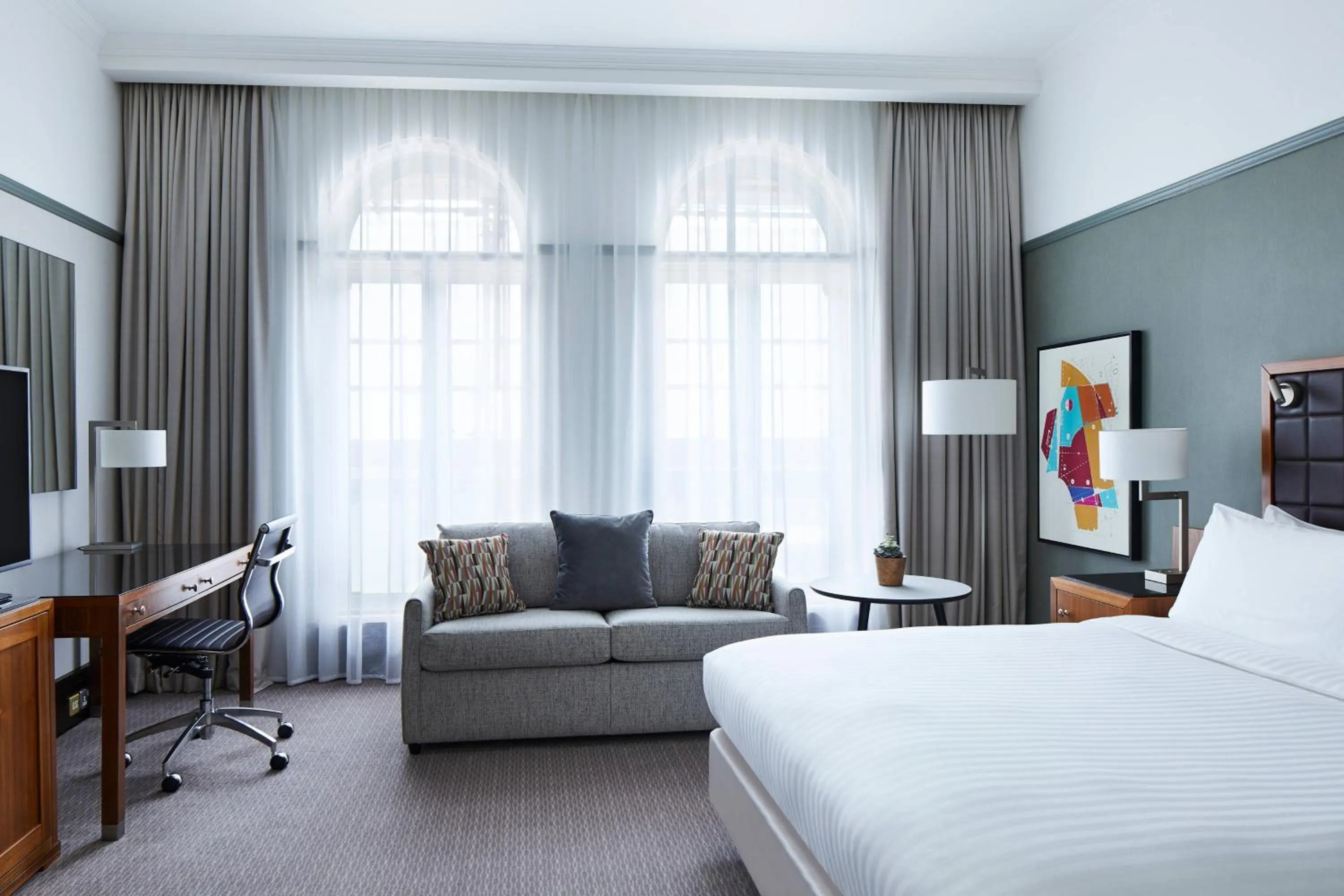 Photo of the whole room, Bed in Leeds Marriott Hotel