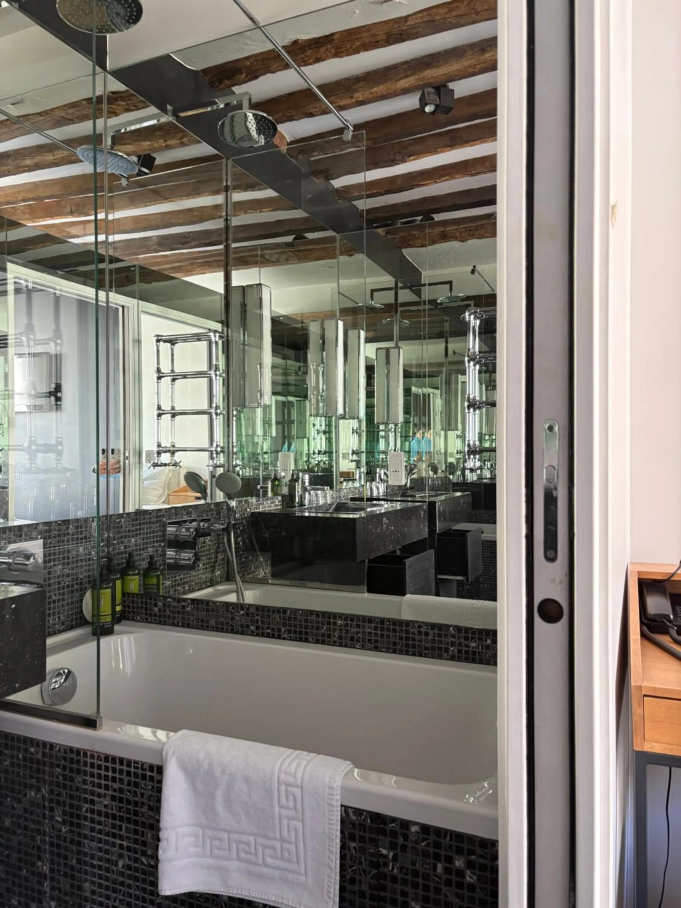 Bath in Boutique Hotel de la Place des Vosges