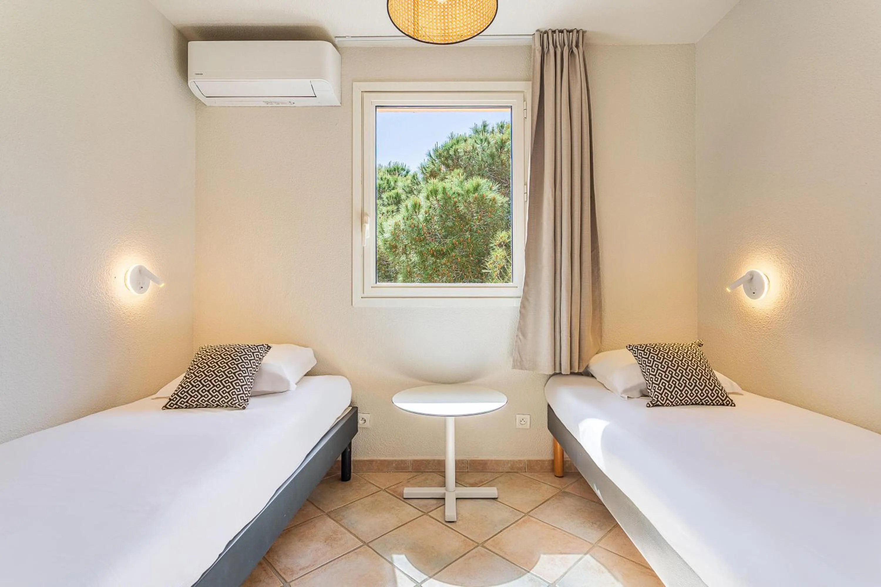 Bedroom, Bed in Belambra Clubs Presqu'île De Giens - Riviera Beach Club