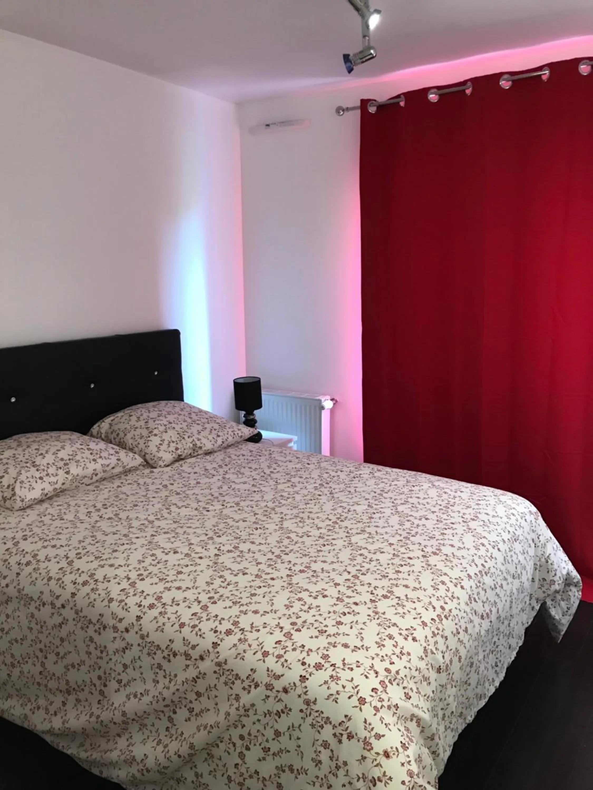 Property building, Bed in Chambre d'Hôtes Proche de Disneyland et Pas Loin de Paris