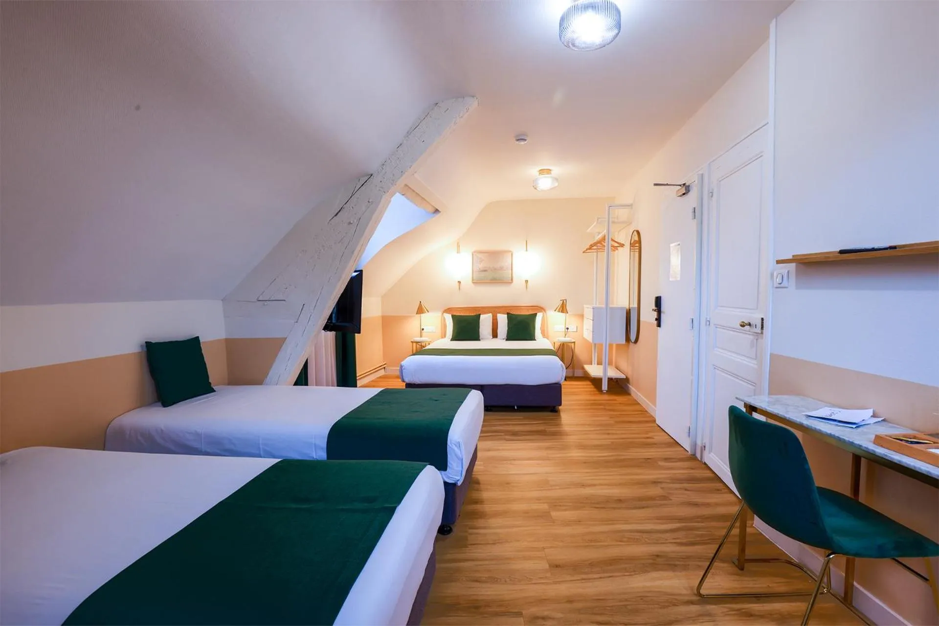 Bed in Grand Hôtel Saint-Aignan