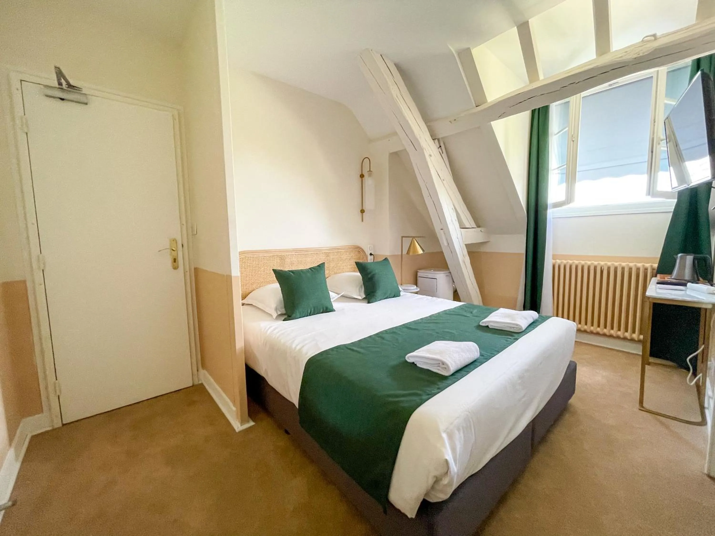 Bed in Grand Hôtel Saint-Aignan