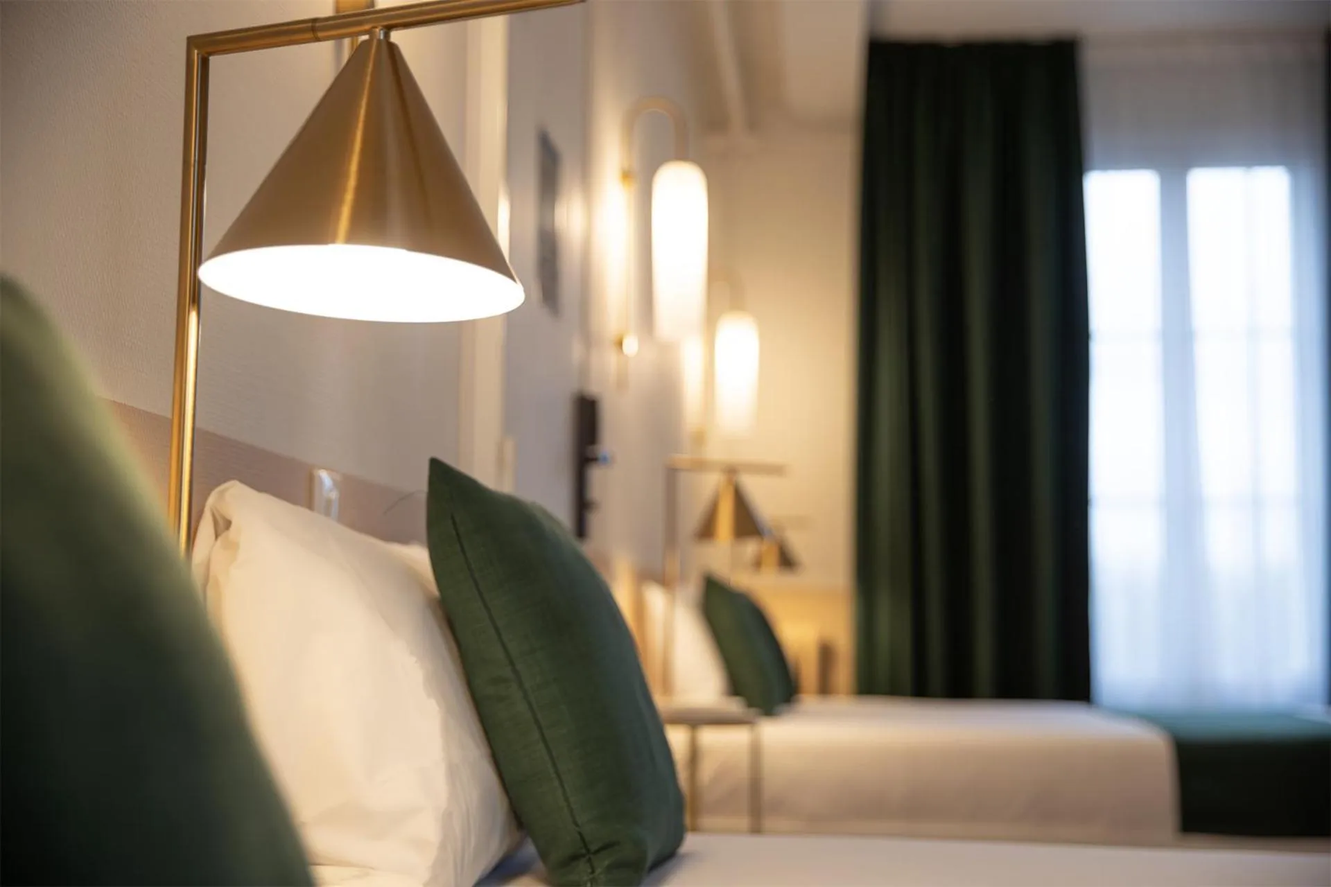 Bed in Grand Hôtel Saint-Aignan