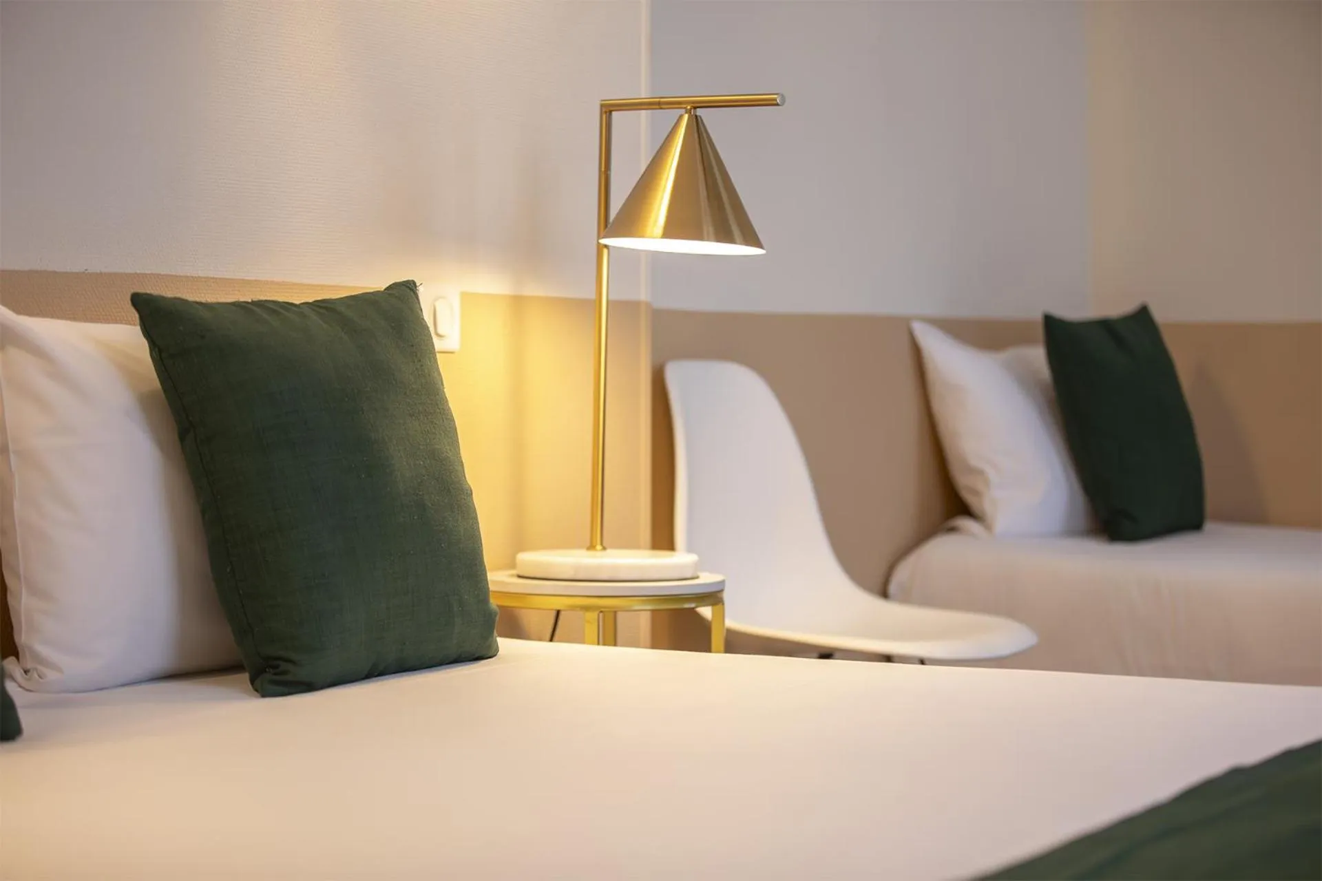 Bed in Grand Hôtel Saint-Aignan