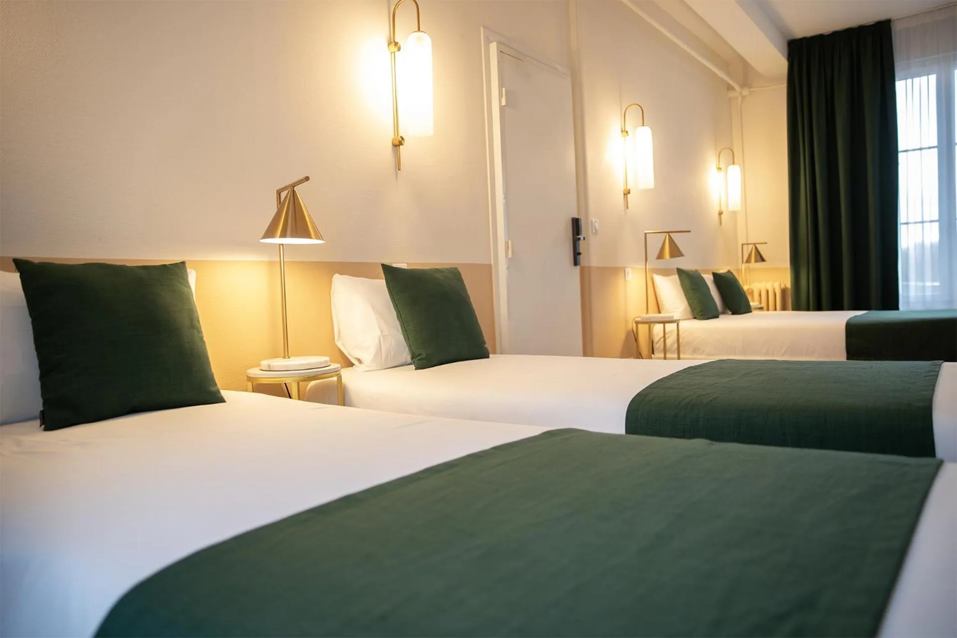 Bed in Grand Hôtel Saint-Aignan