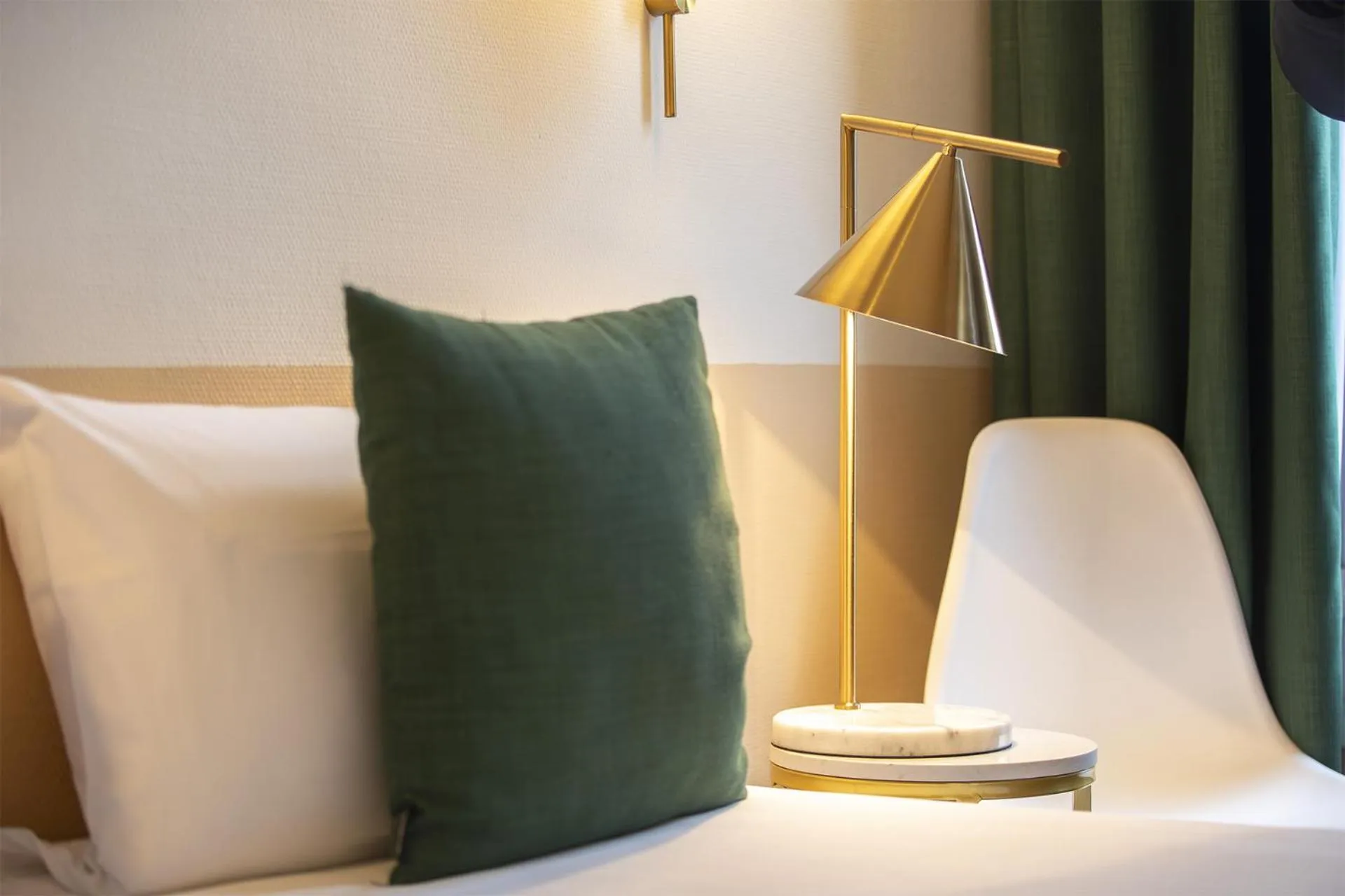 Bed in Grand Hôtel Saint-Aignan