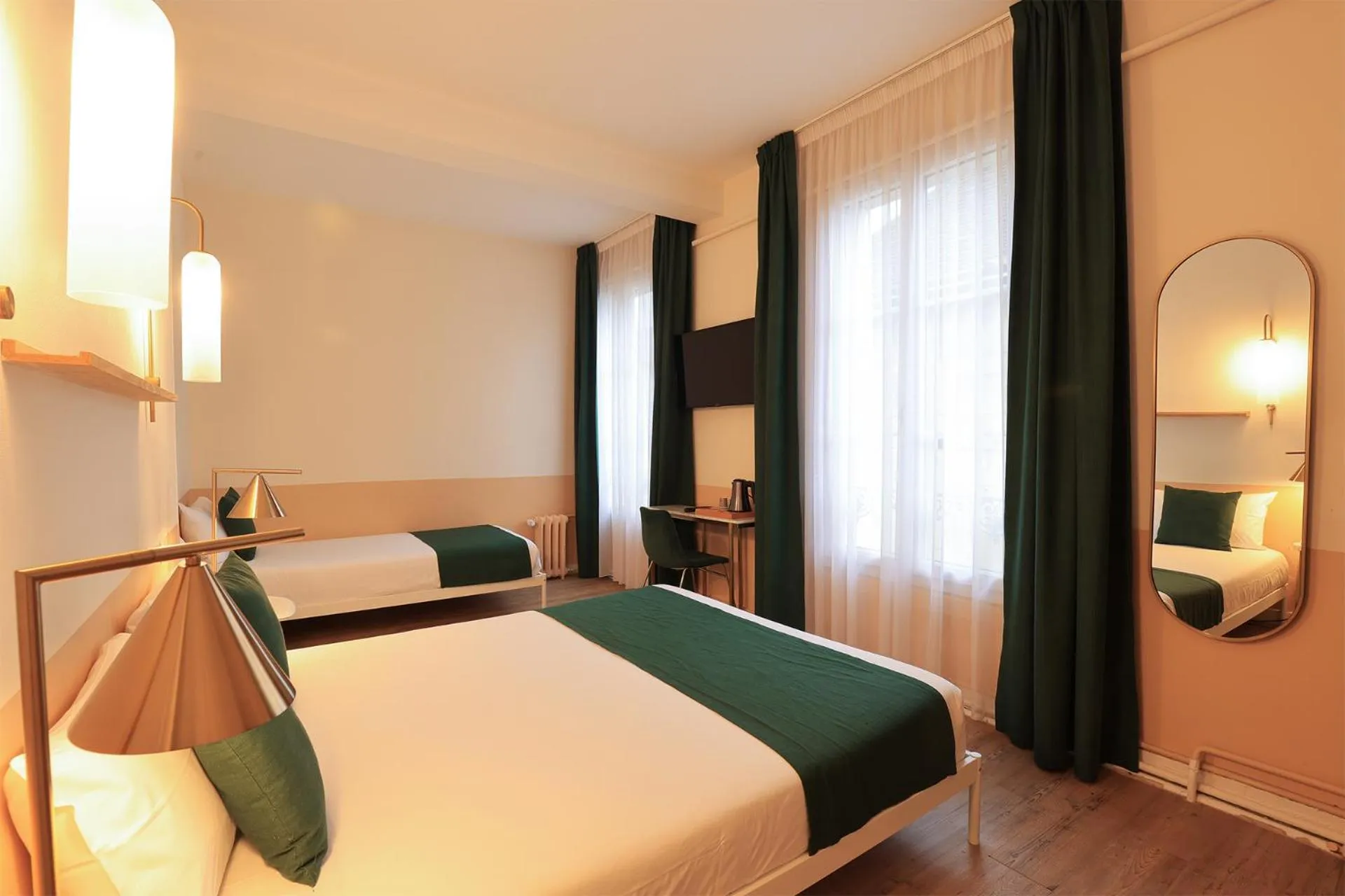 Bed in Grand Hôtel Saint-Aignan