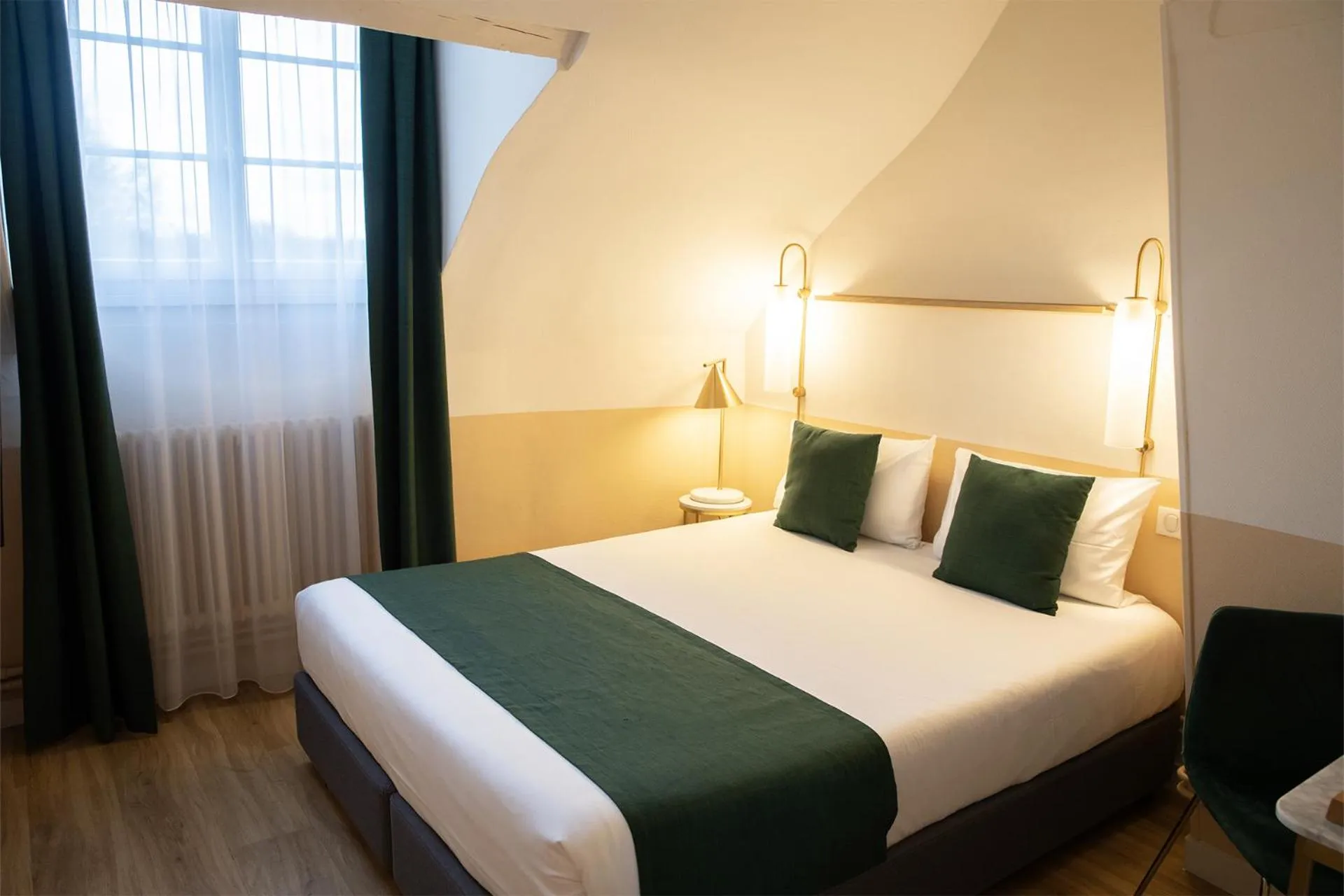 Bed in Grand Hôtel Saint-Aignan