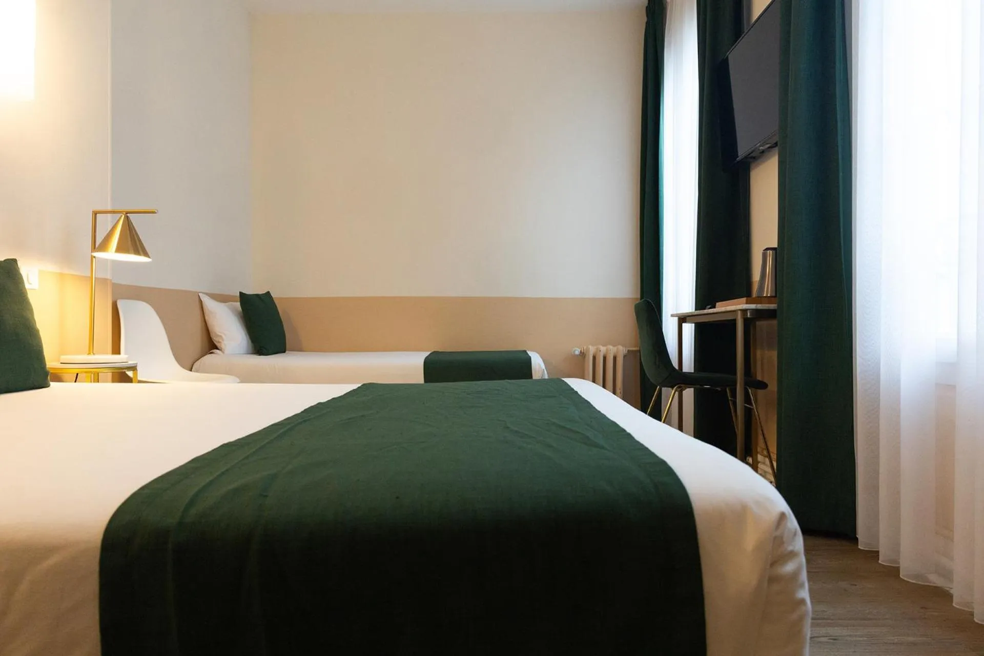 Bed in Grand Hôtel Saint-Aignan