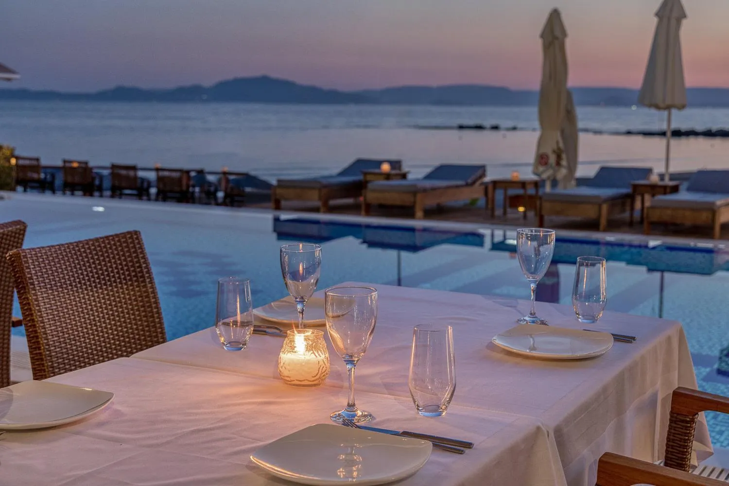 Restaurant/places to eat in Almira Hotel