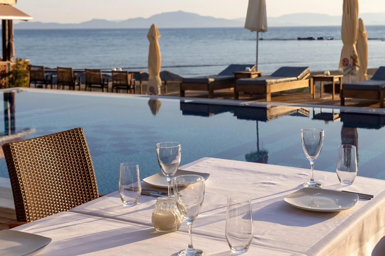 Restaurant/places to eat in Almira Hotel