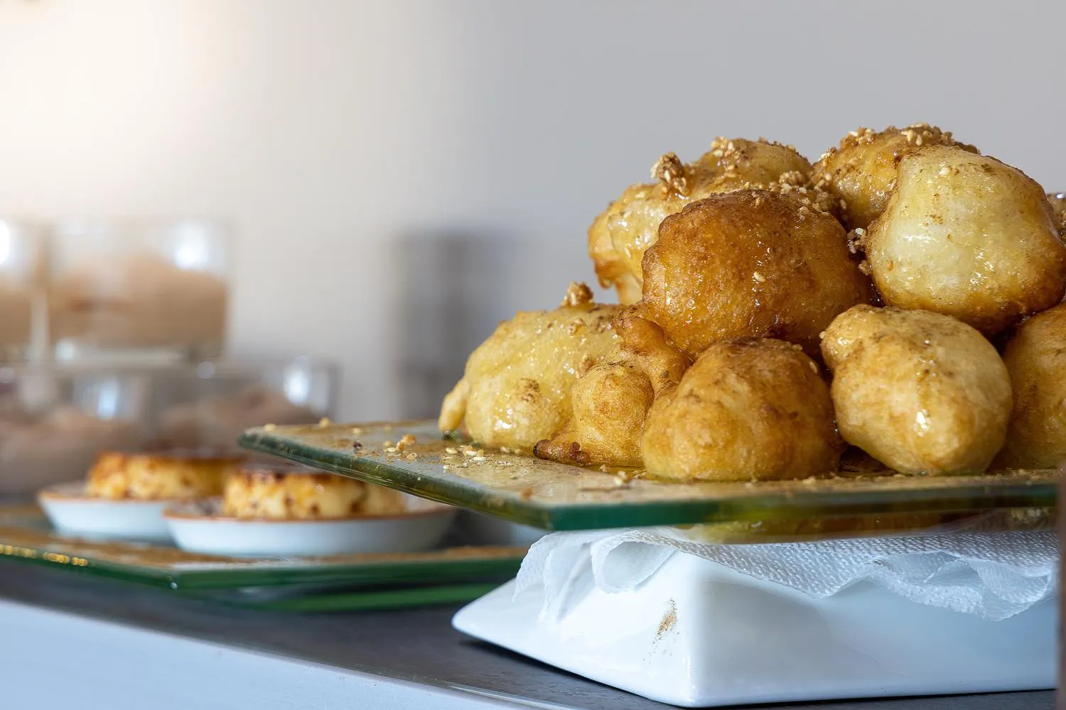 Restaurant/places to eat in Almira Hotel