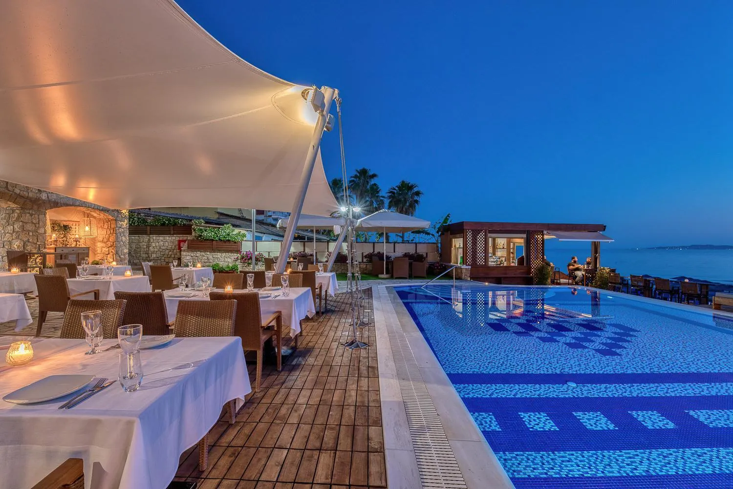 Restaurant/places to eat in Almira Hotel