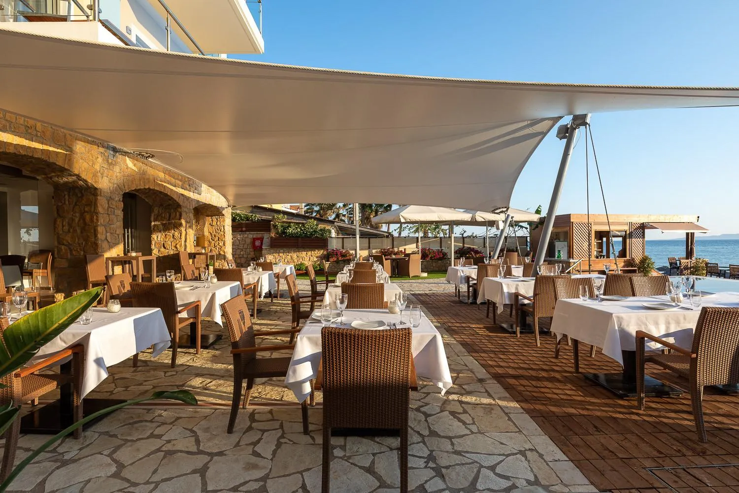 Restaurant/places to eat in Almira Hotel