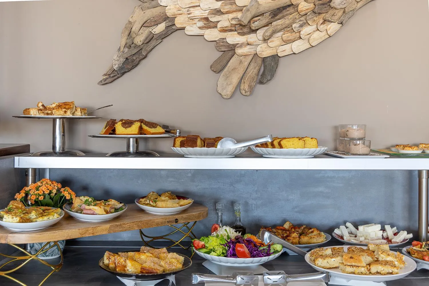 Restaurant/places to eat in Almira Hotel