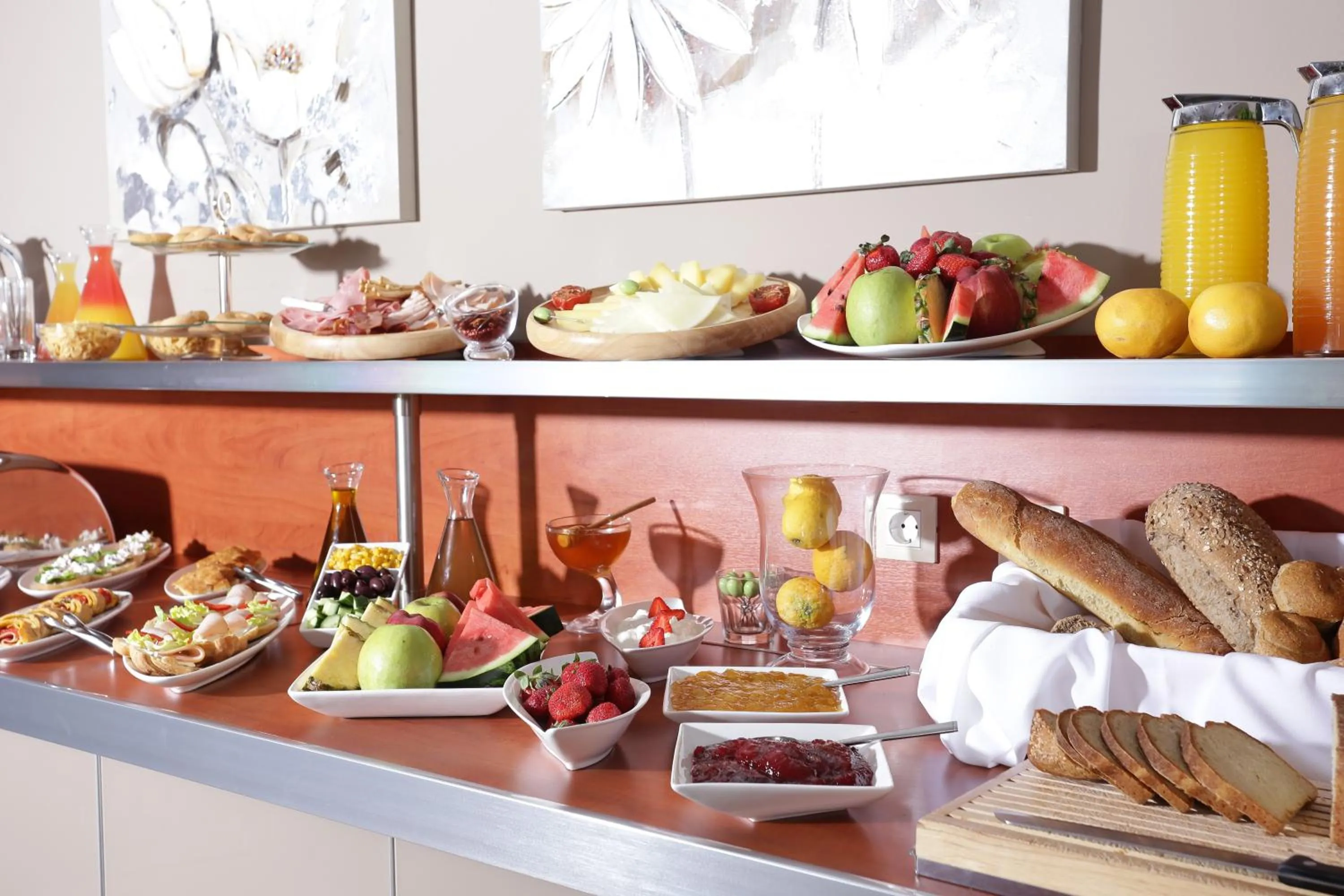 Restaurant/places to eat in Almira Hotel