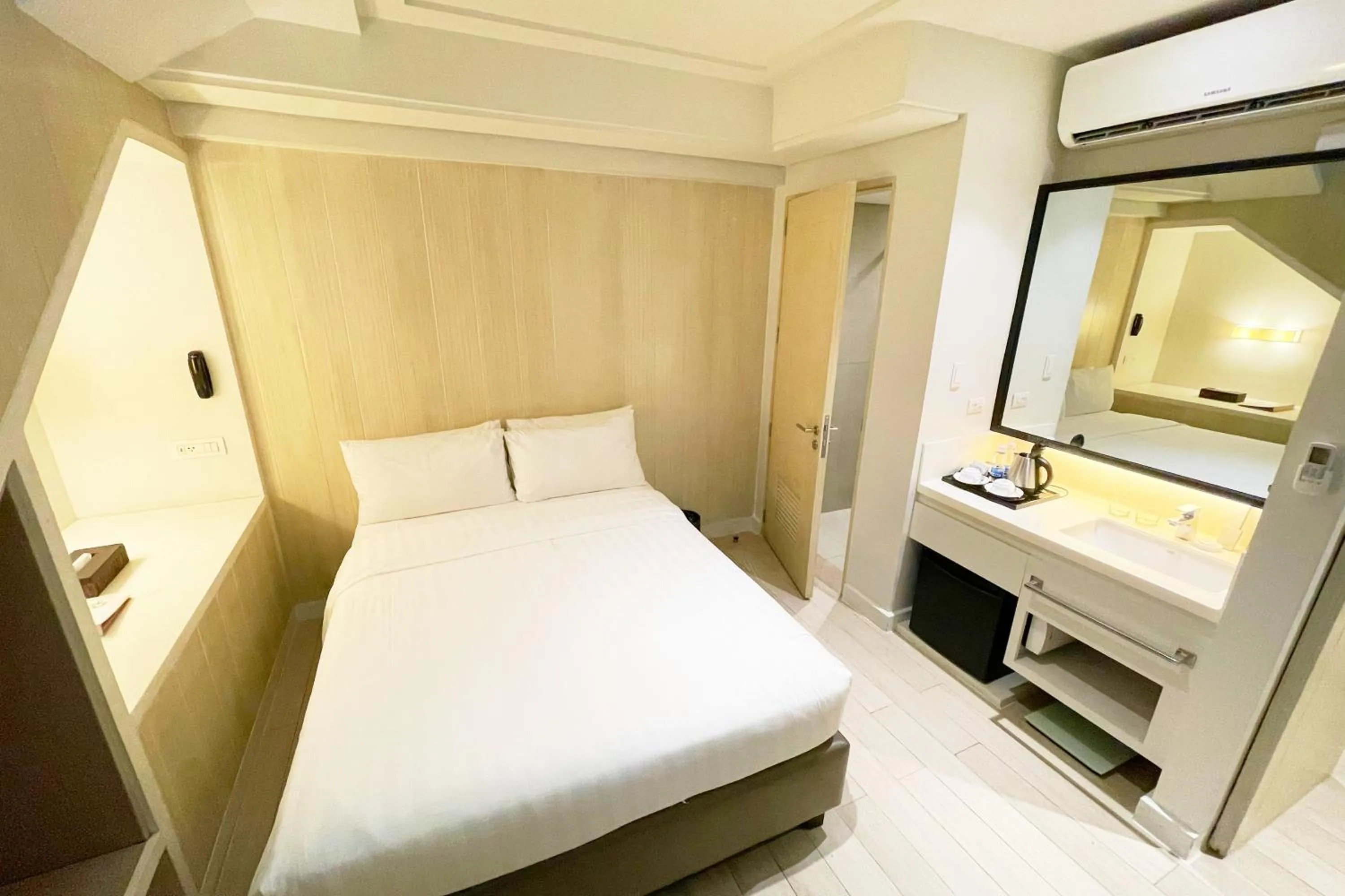 Bed in Mella Hotel Manila near NAIA Airport