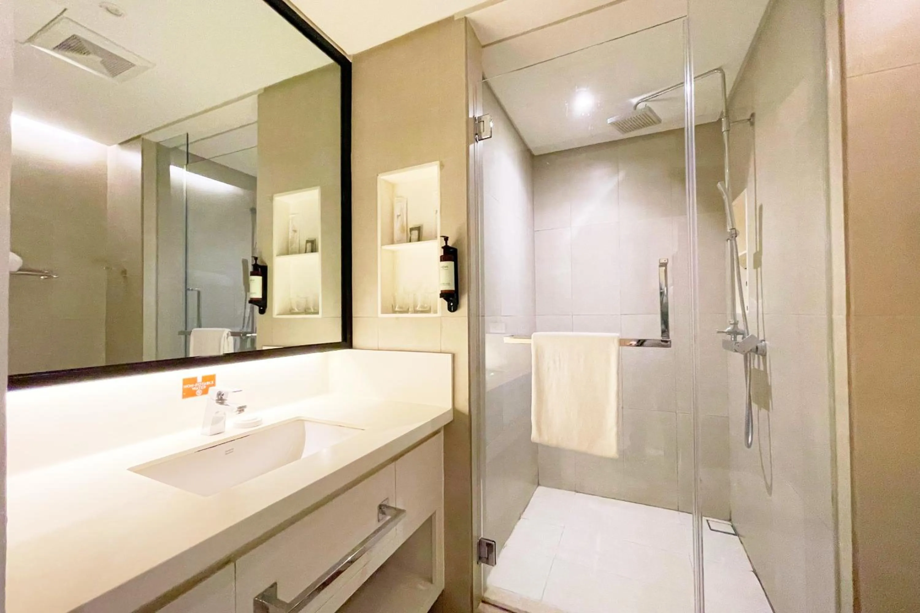 Mella Hotel Manila near NAIA Airport