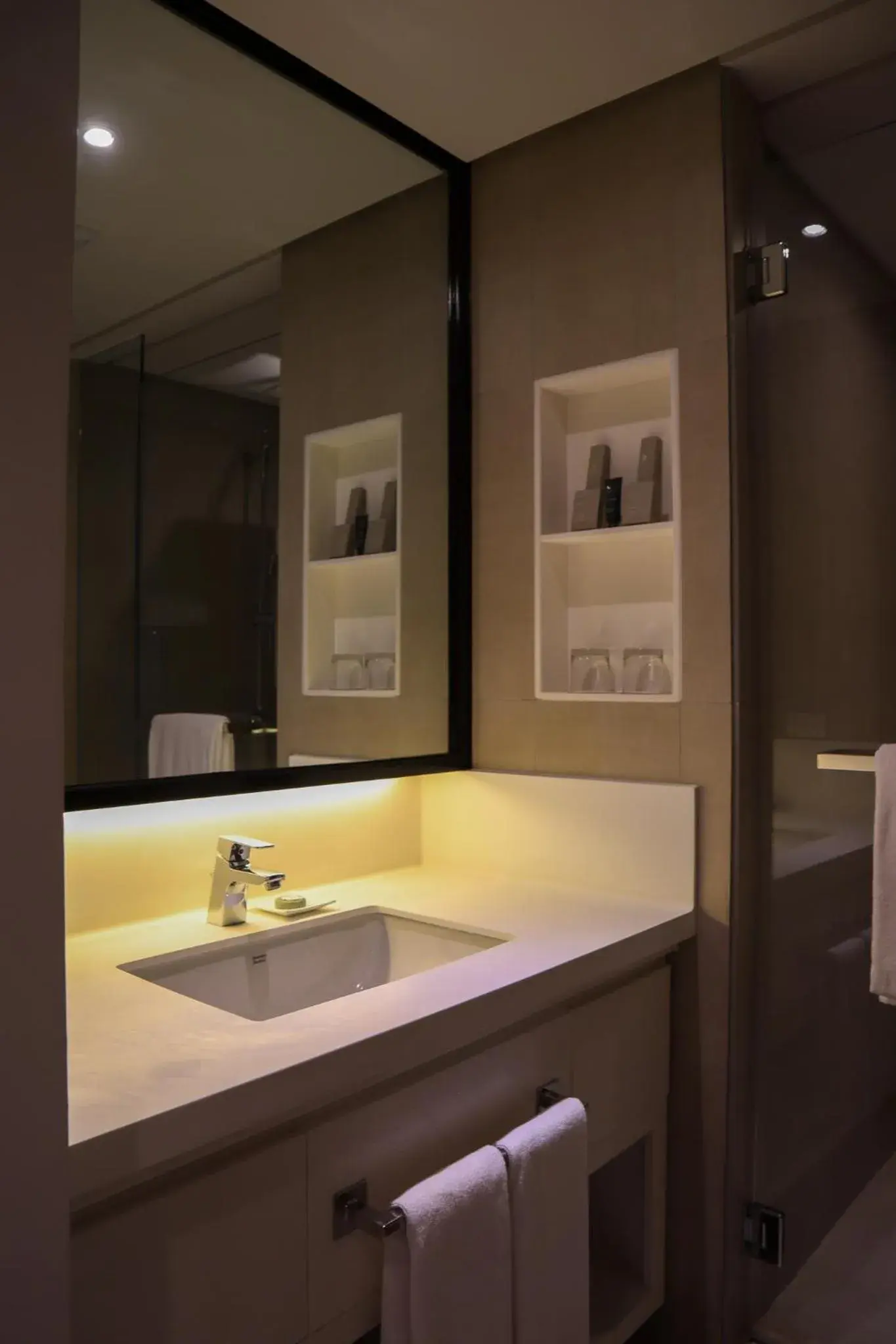 Bathroom in Mella Hotel Manila near NAIA Airport Bathroom in Mella Hotel Manila near NAIA Airport