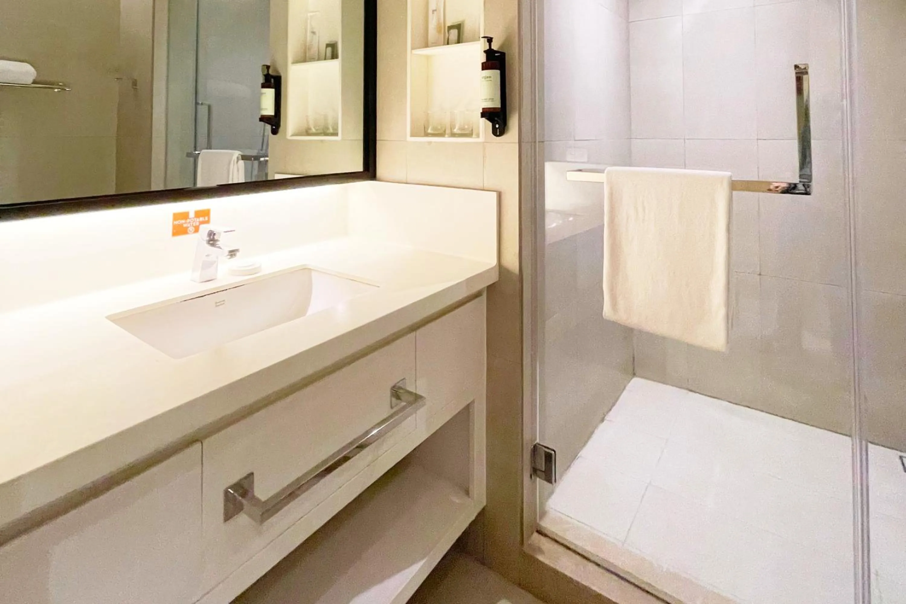 Mella Hotel Manila near NAIA Airport