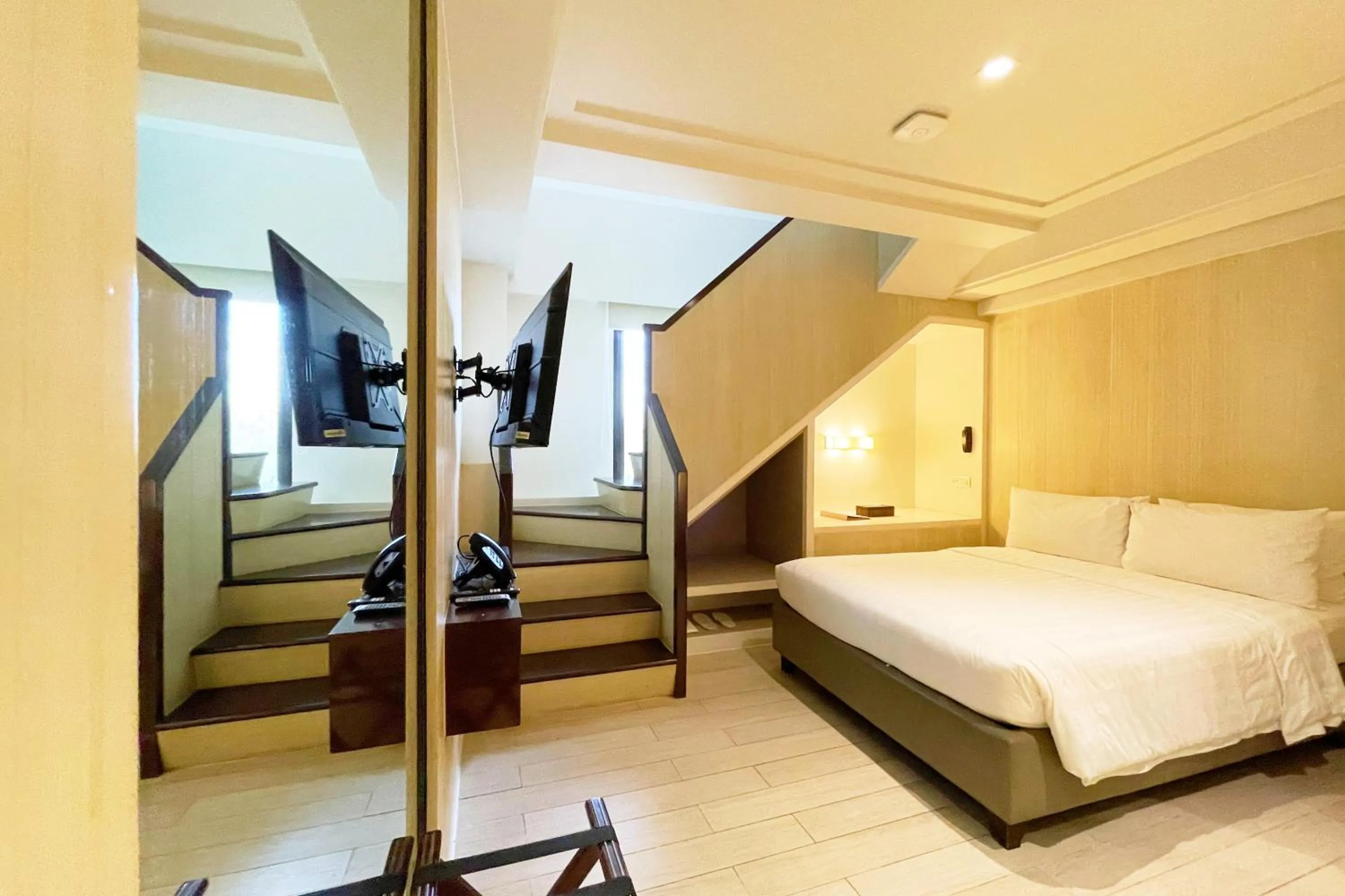 Bed in Mella Hotel Manila near NAIA Airport