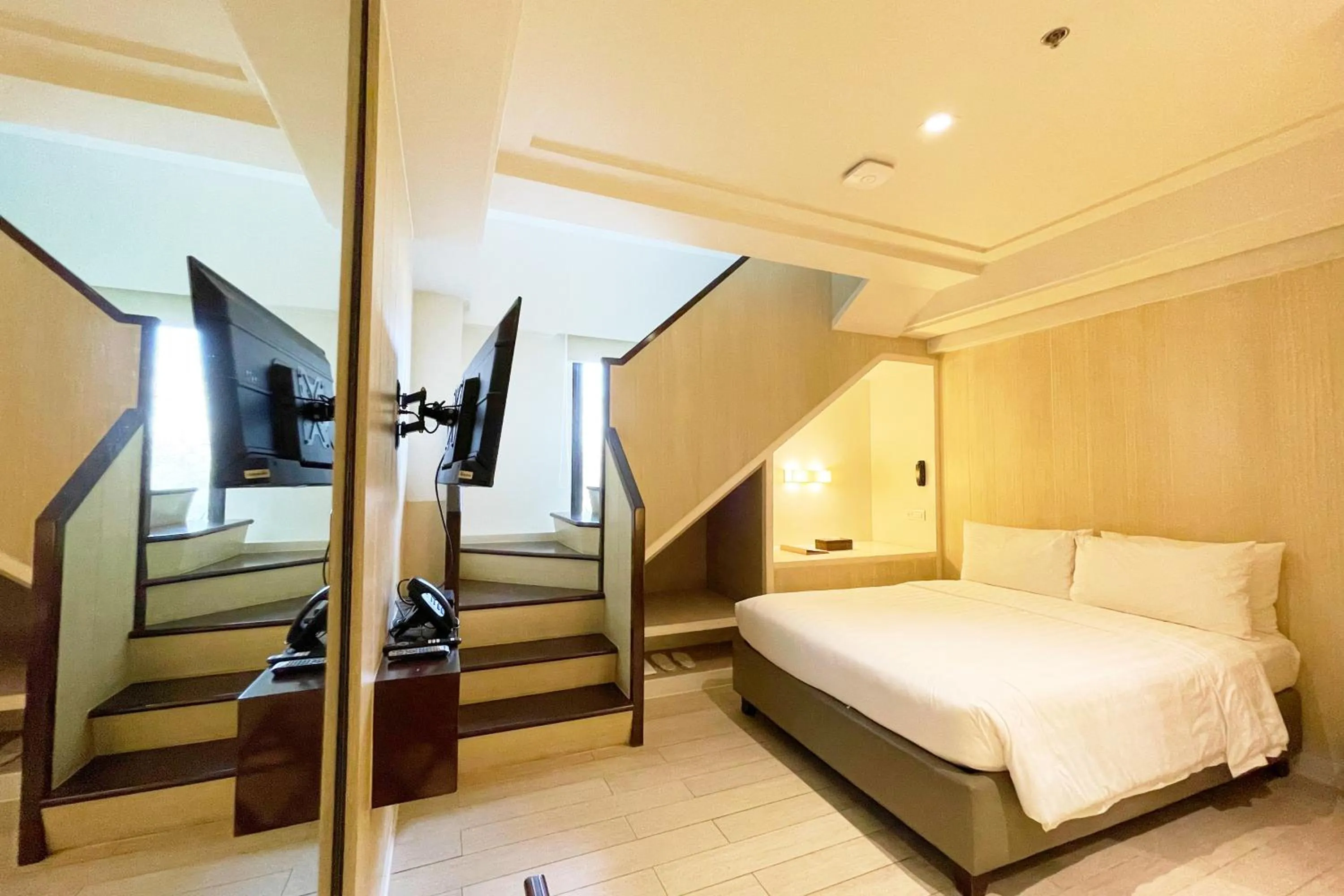 Bed in Mella Hotel Manila near NAIA Airport