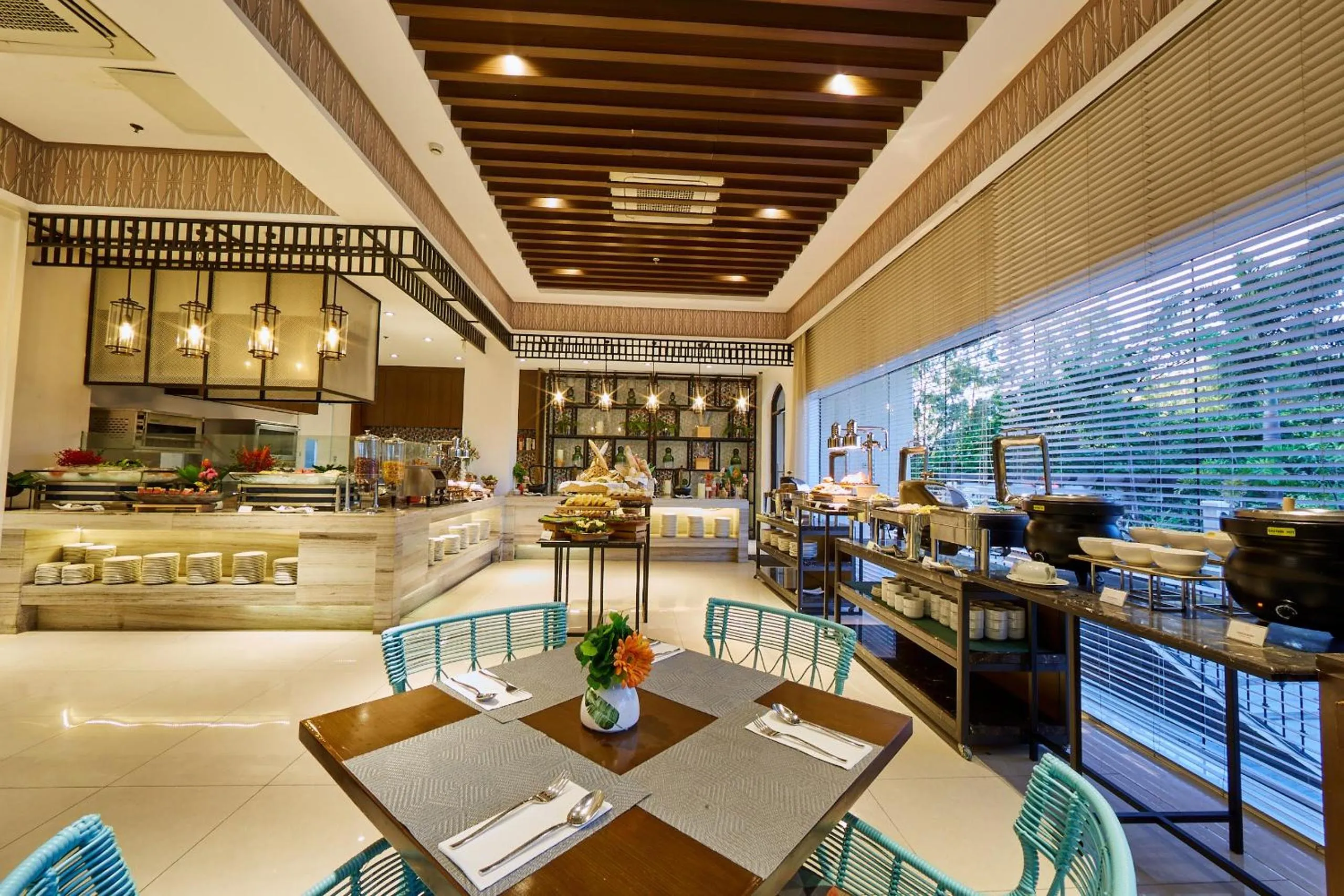 Restaurant/places to eat in Mella Hotel