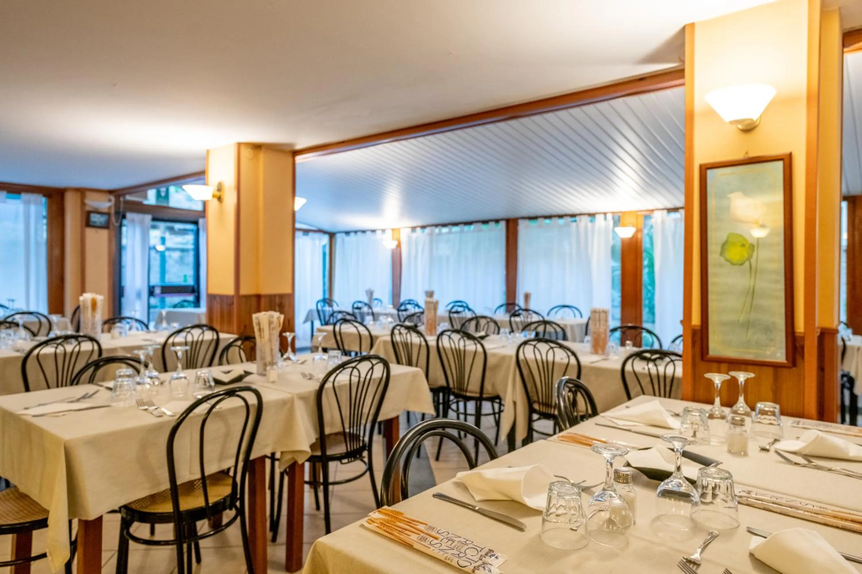 Restaurant/places to eat in Real Park Hotel