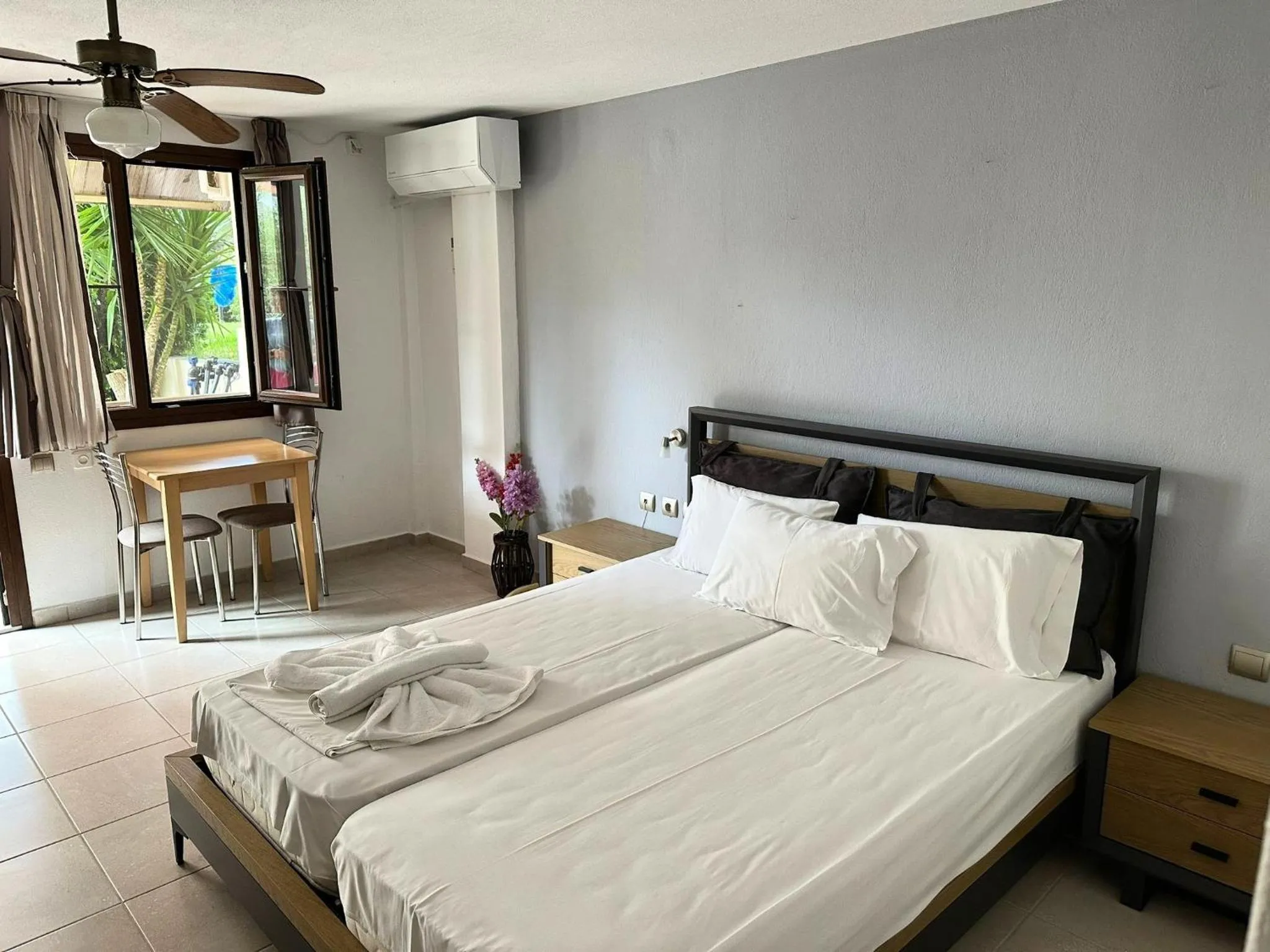 Bedroom, Bed in Amari Hotel