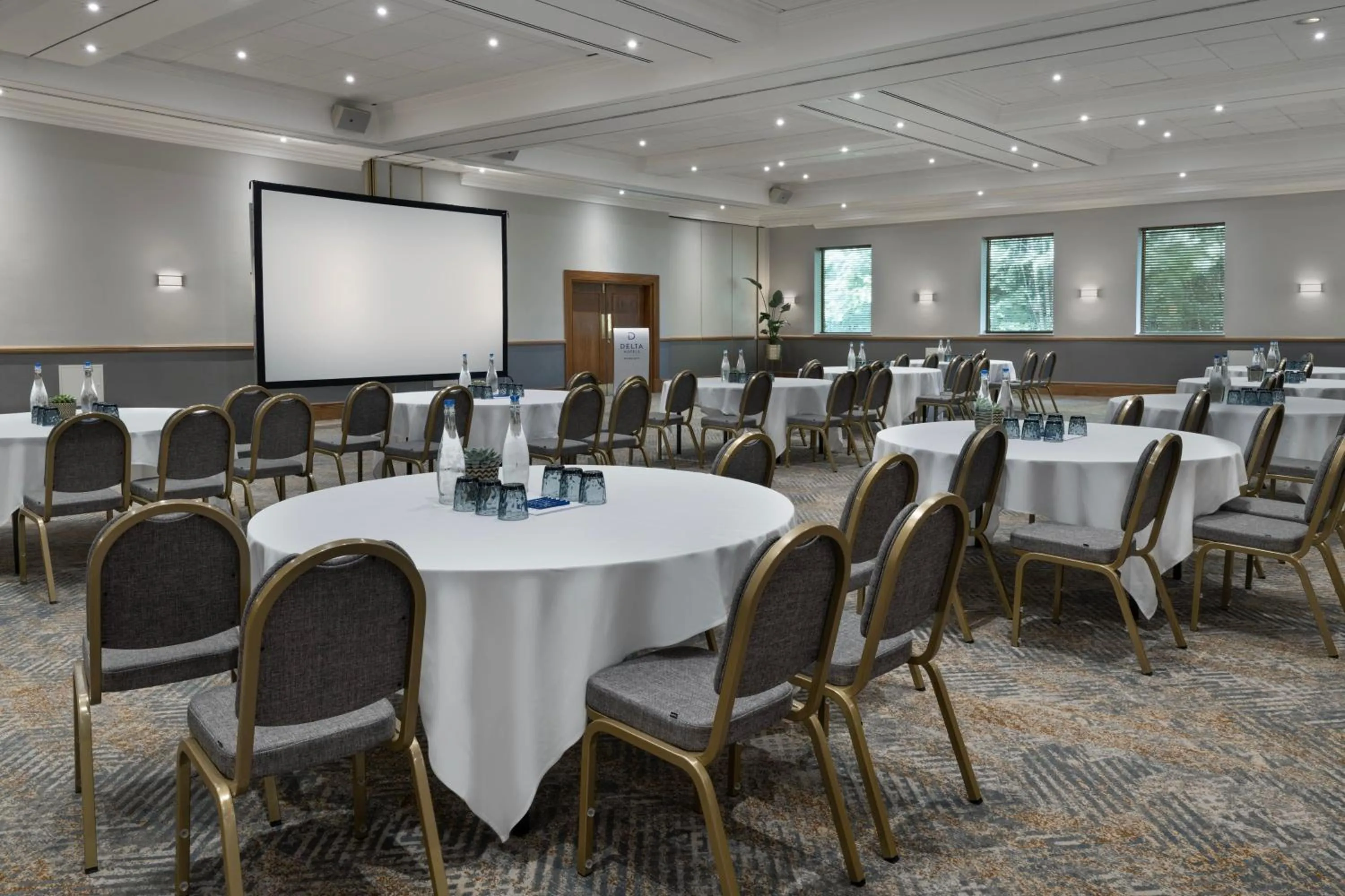 Lounge or bar in Delta Hotels by Marriott Swindon