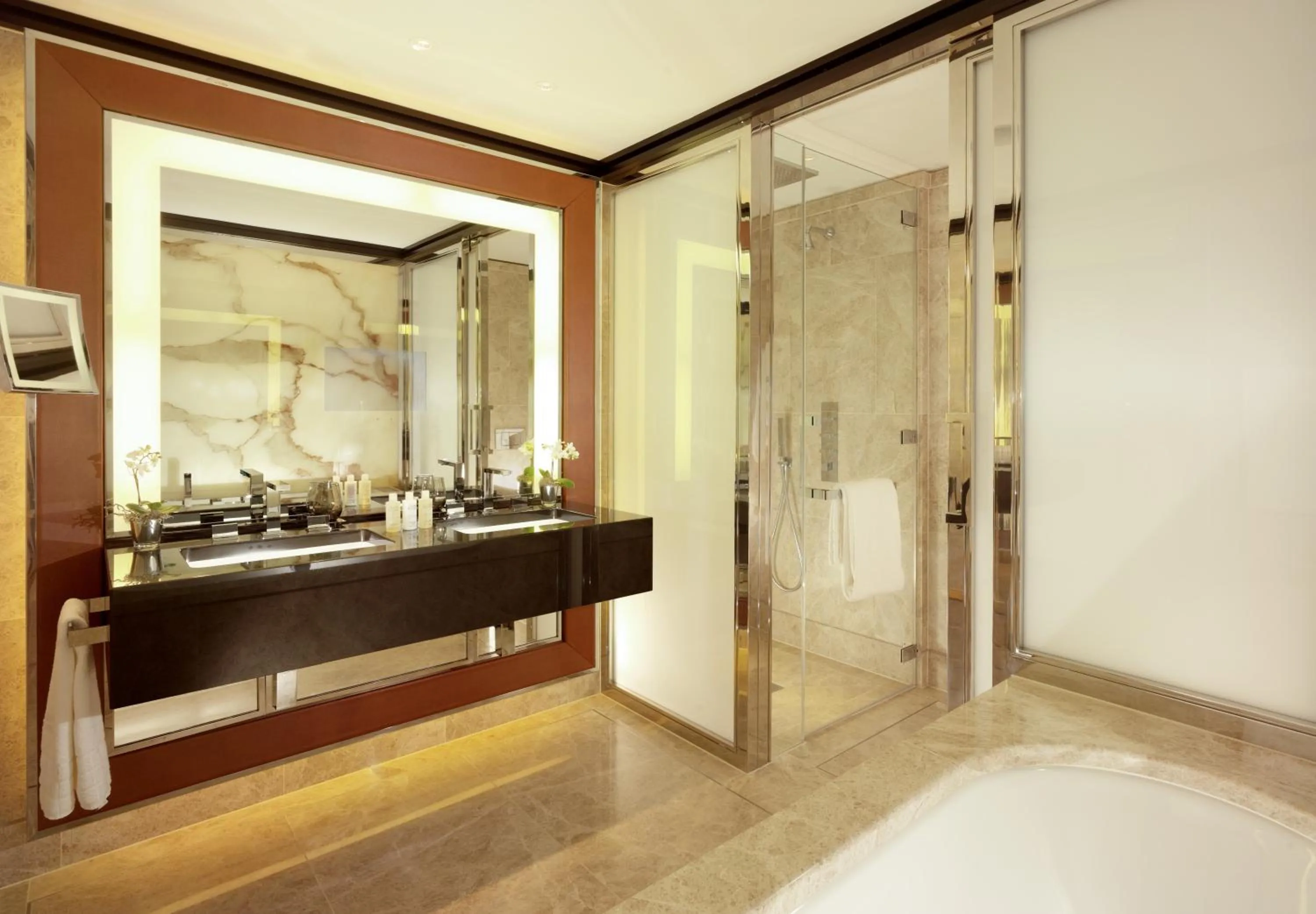 Shower in 45 Park Lane - Dorchester Collection