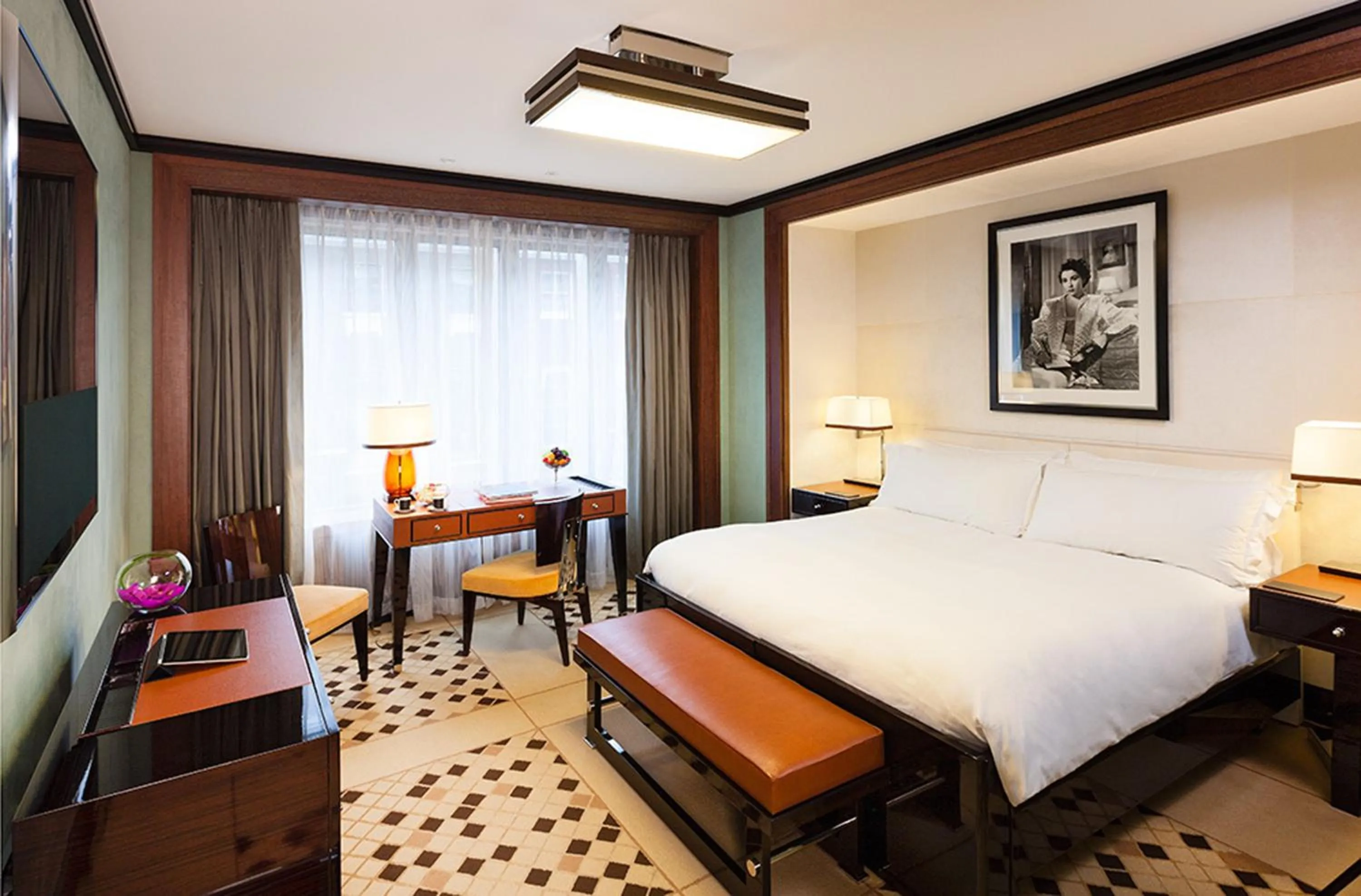 Bedroom, Bed in 45 Park Lane - Dorchester Collection