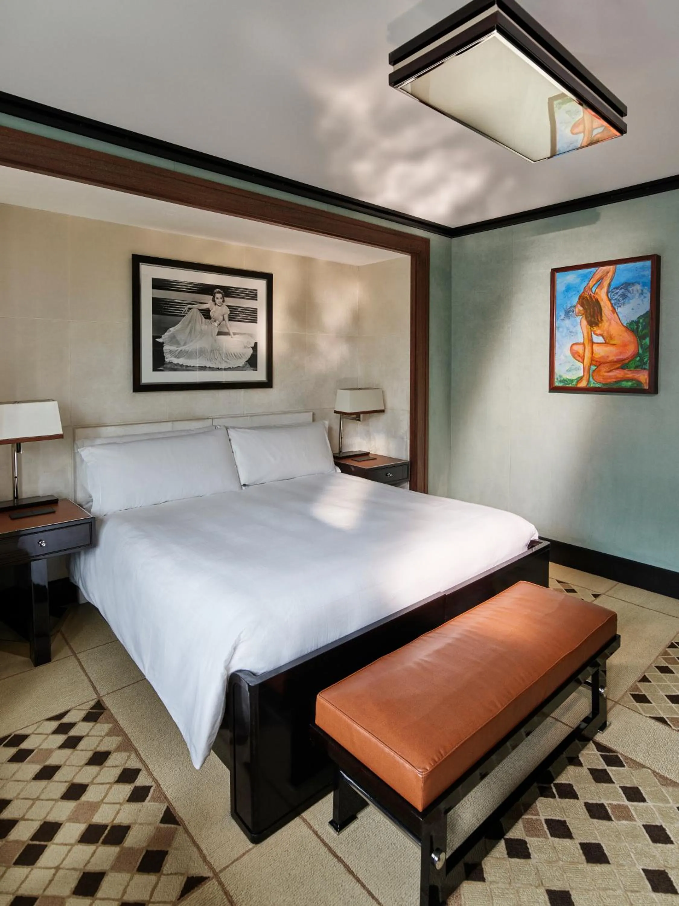 Bed in 45 Park Lane - Dorchester Collection